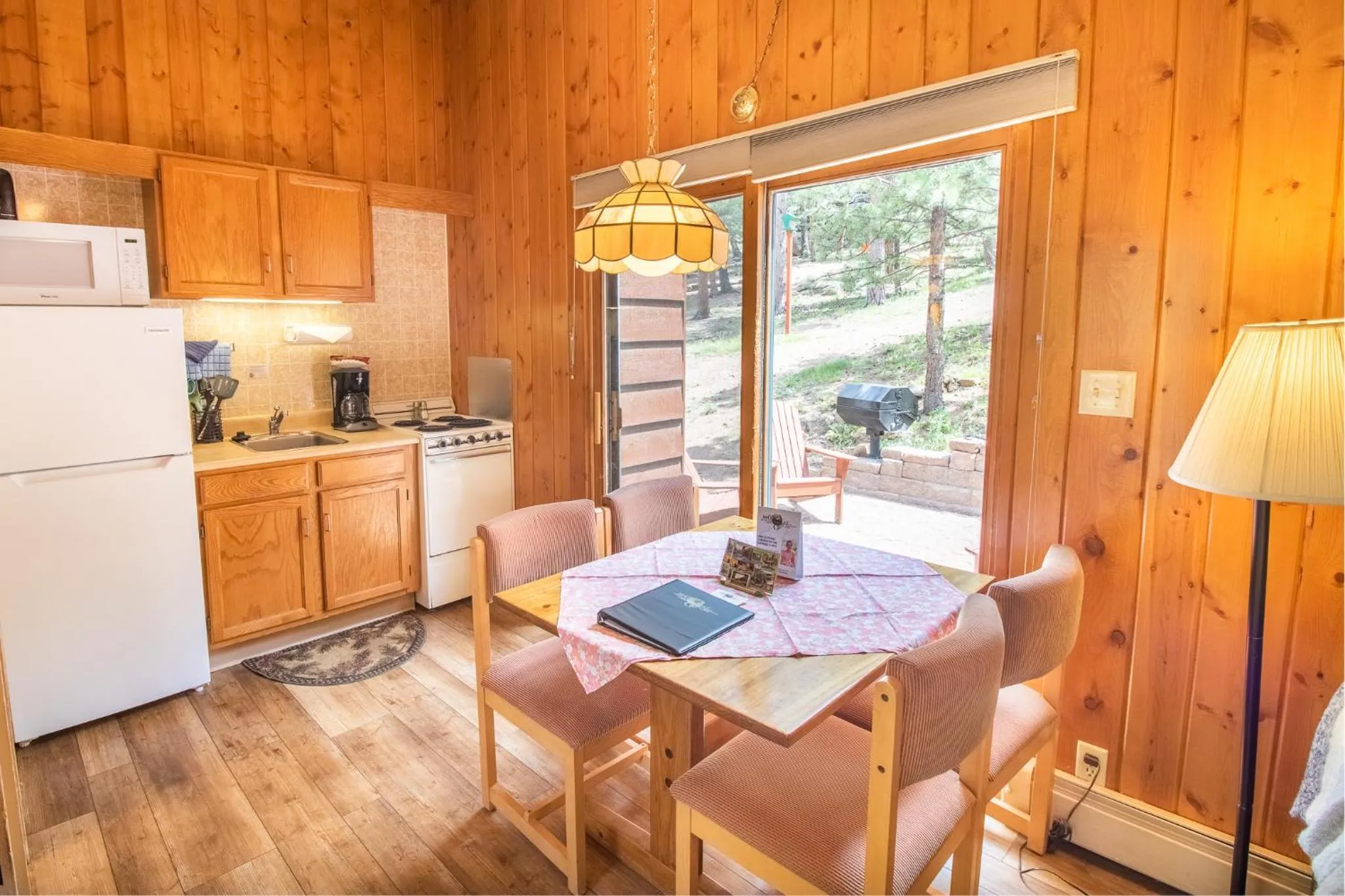 Kitchen or kitchenette in Castle Mountain Lodge