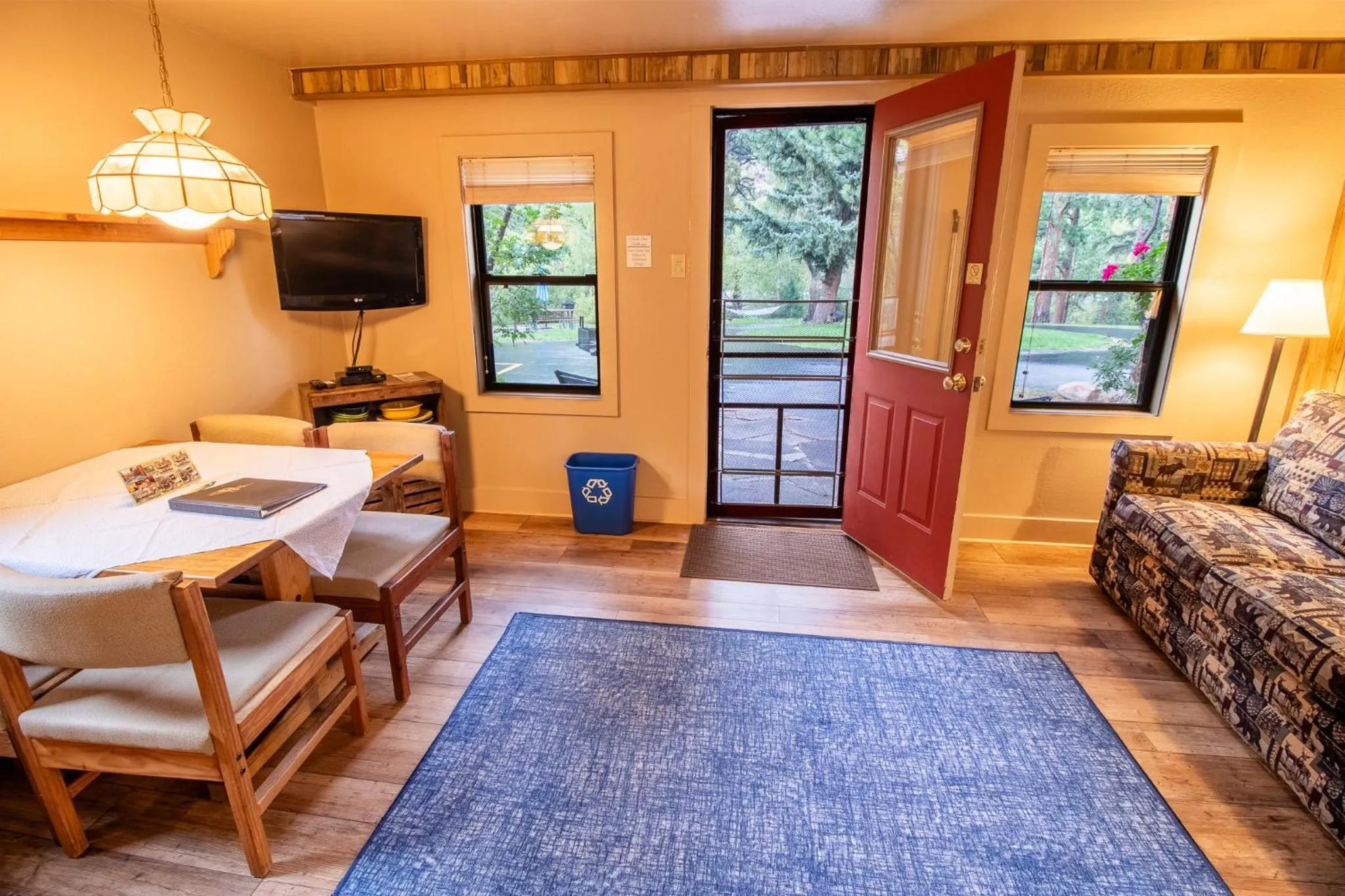 Living room, Bed in Castle Mountain Lodge