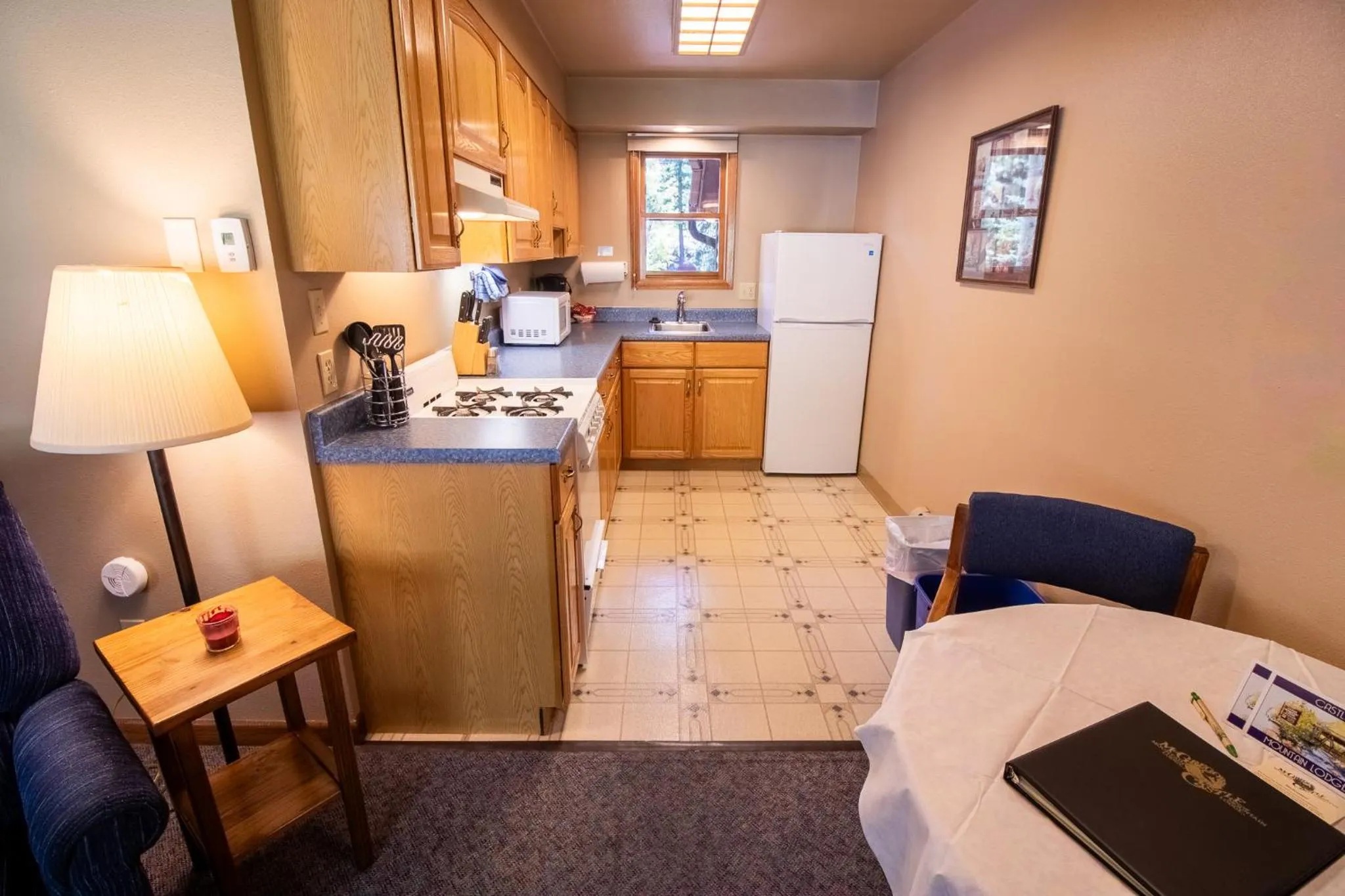Kitchen or kitchenette in Castle Mountain Lodge