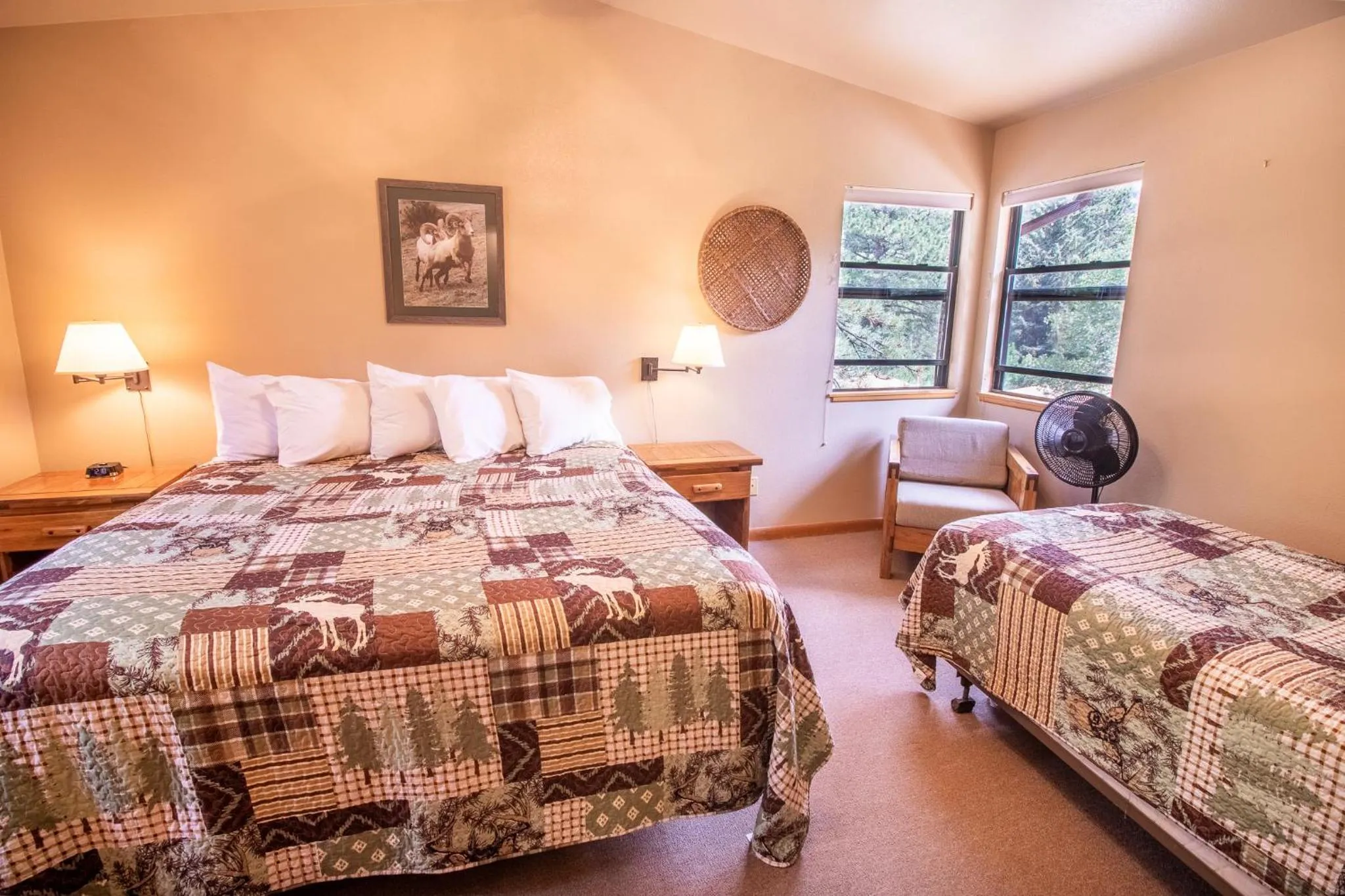 Bedroom, Bed in Castle Mountain Lodge