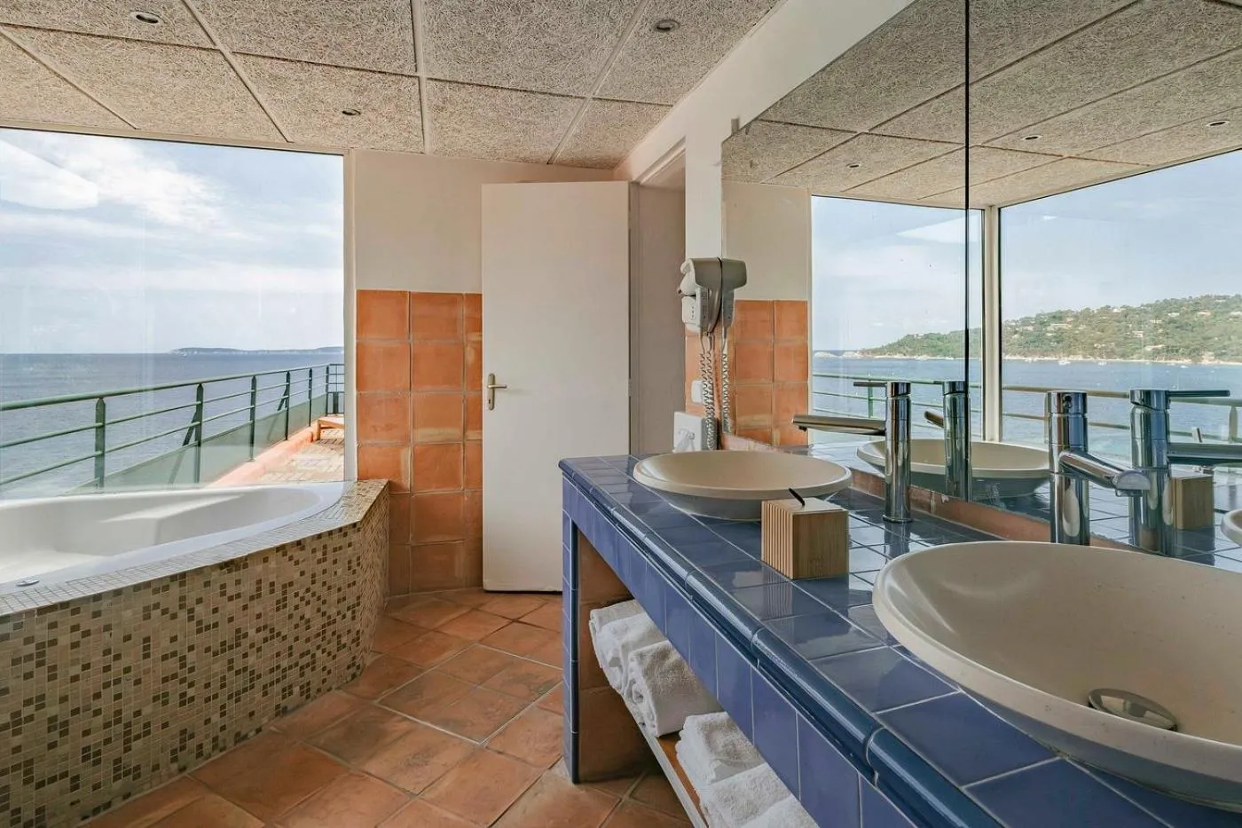 Bathroom in Surplage Hôtel Cavalière