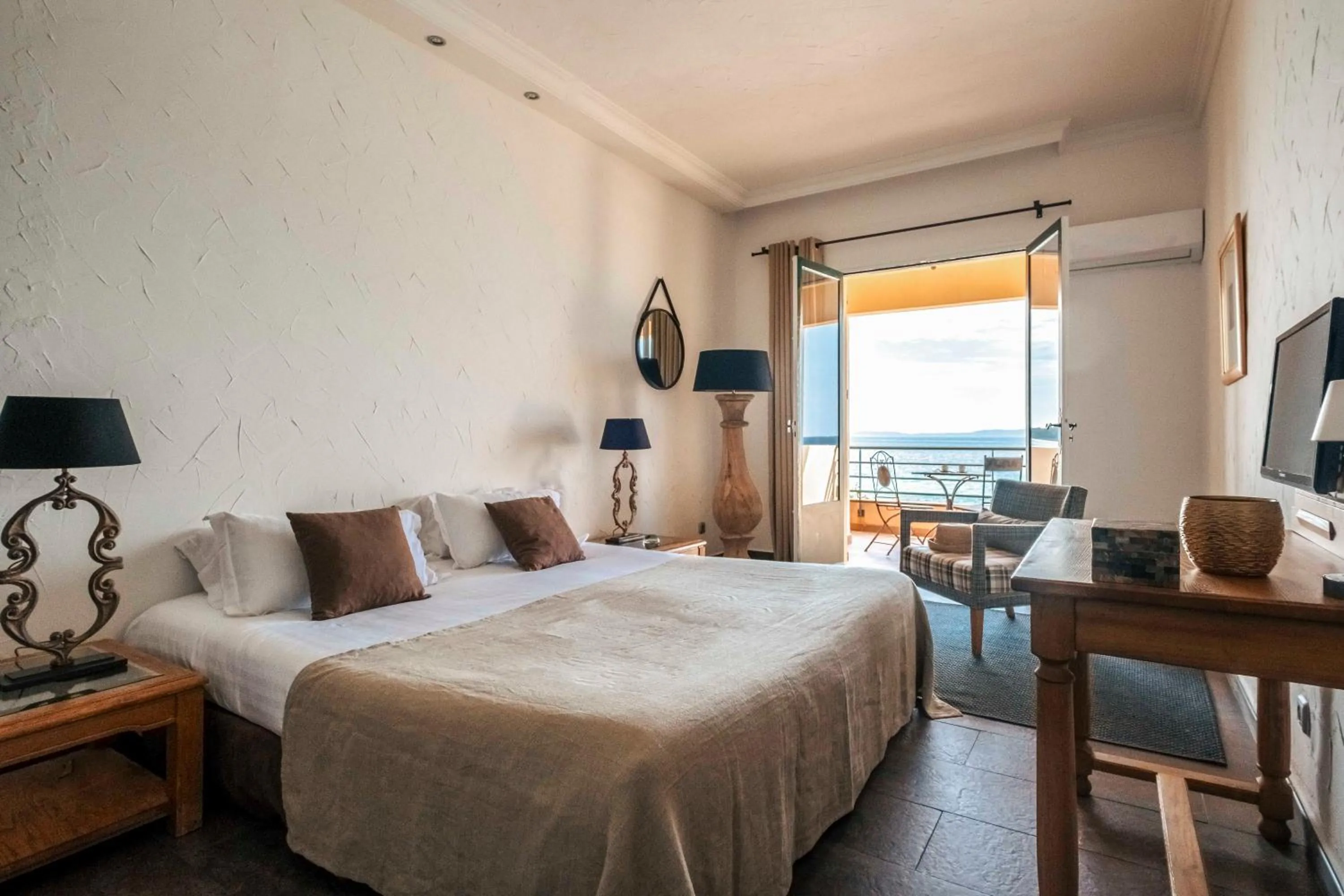 Bed in Surplage Hôtel Cavalière