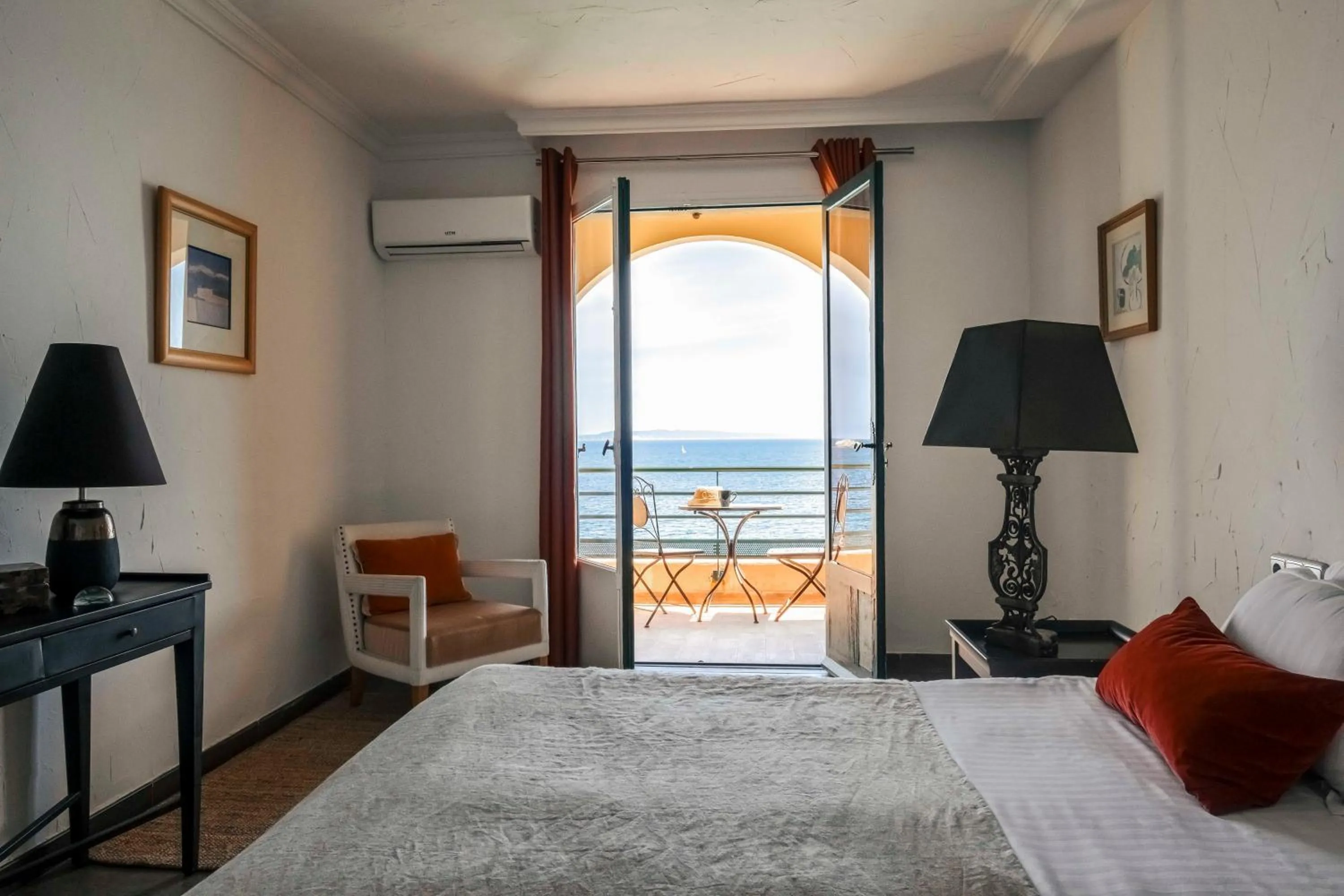 Bed in Surplage Hôtel Cavalière