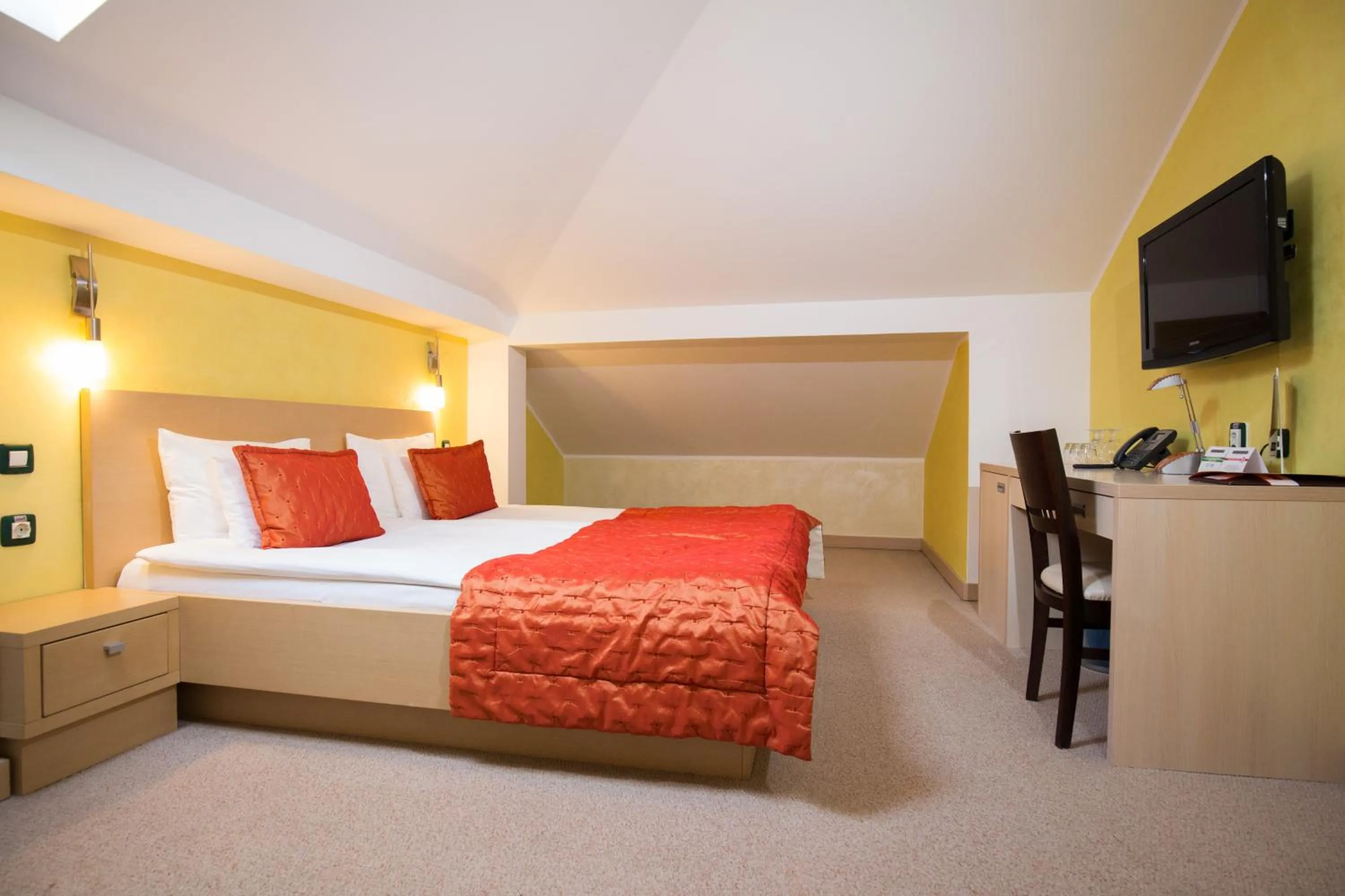 Living room, Bed in Euro Garni Hotel