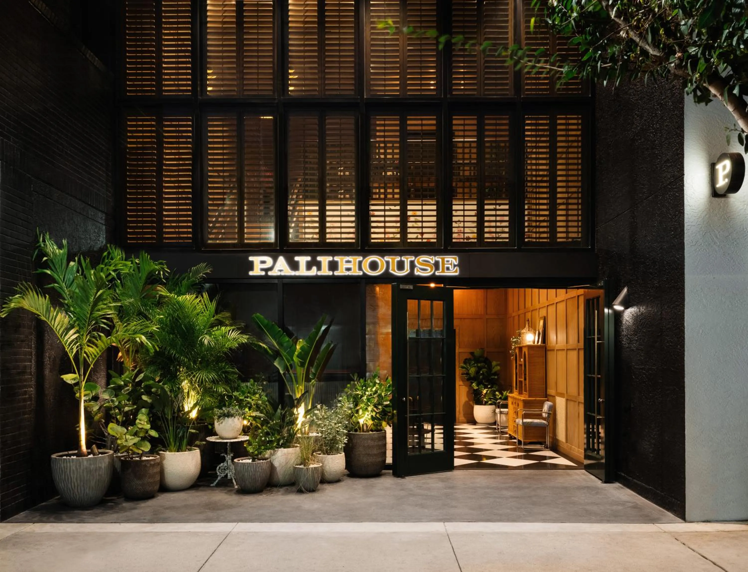Facade/entrance in Palihouse Hyde Park Village