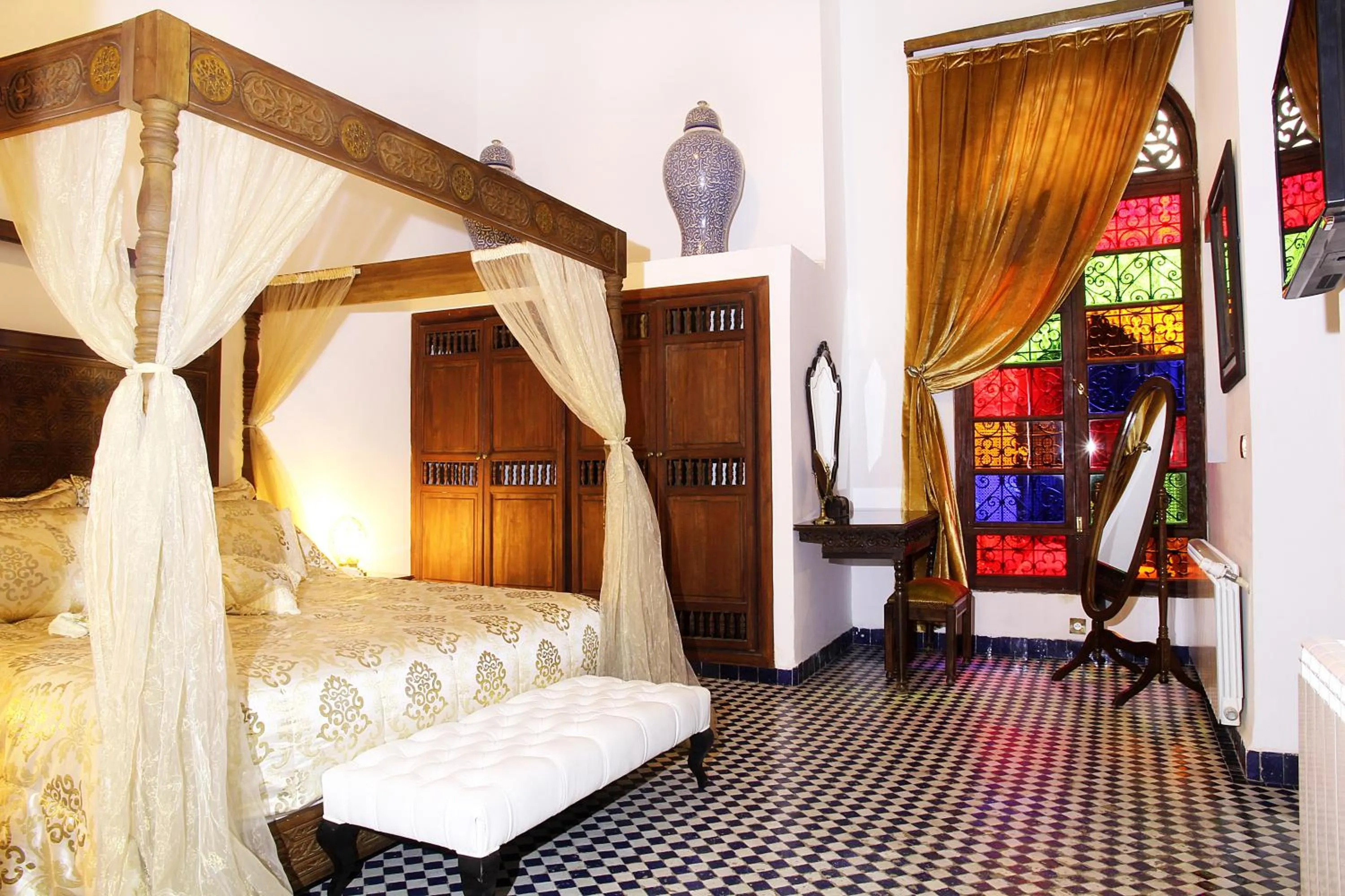 Photo of the whole room, Bed in Riad Alya