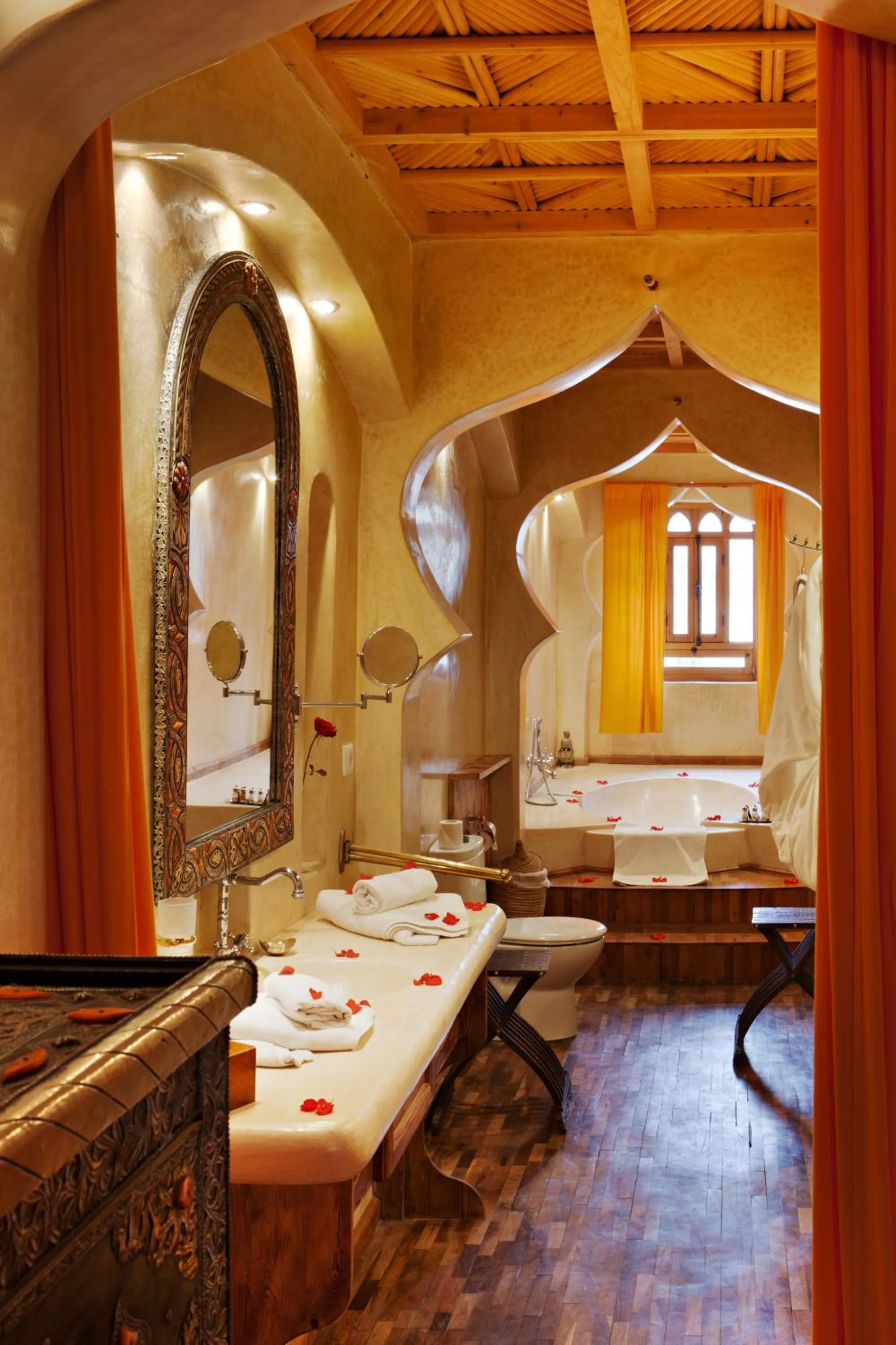 Bathroom, Bed in Riad Chbanate
