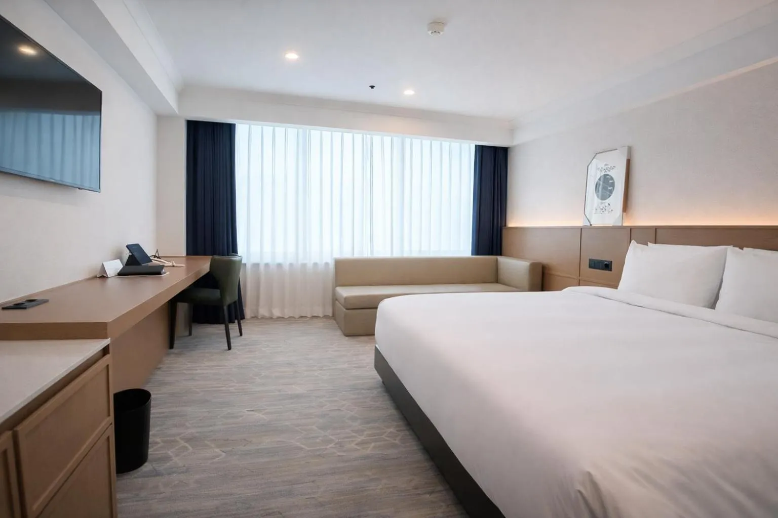 Bedroom, Bed in Koreana Hotel