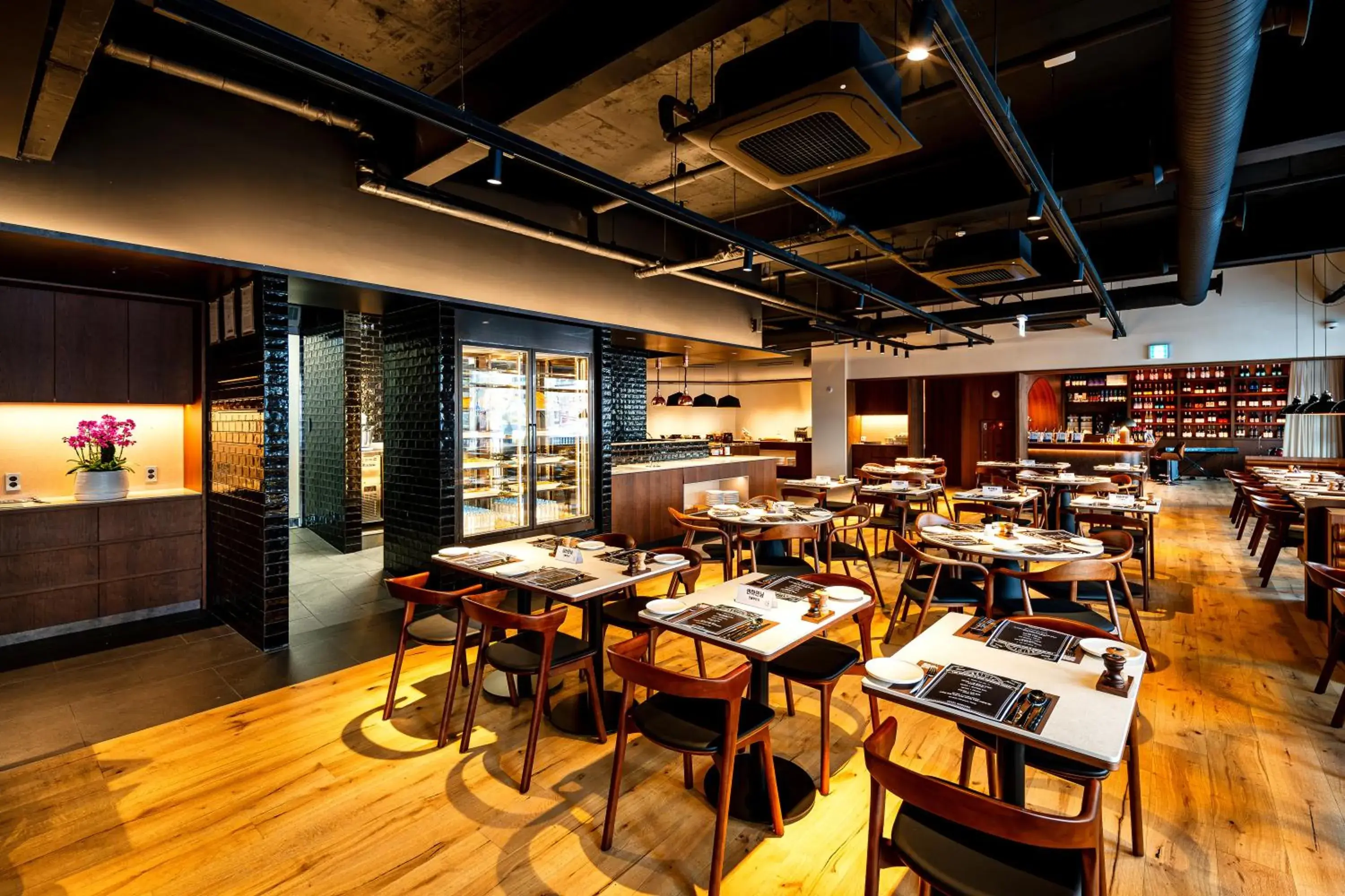 Restaurant/places to eat in Koreana Hotel Restaurant/places to eat in Koreana Hotel