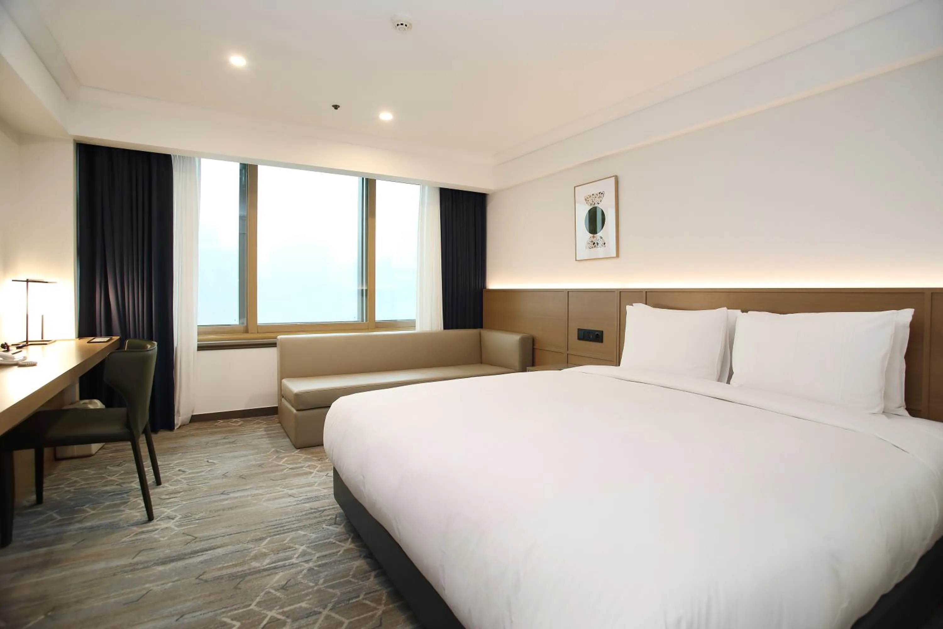 Bedroom, Bed in Koreana Hotel