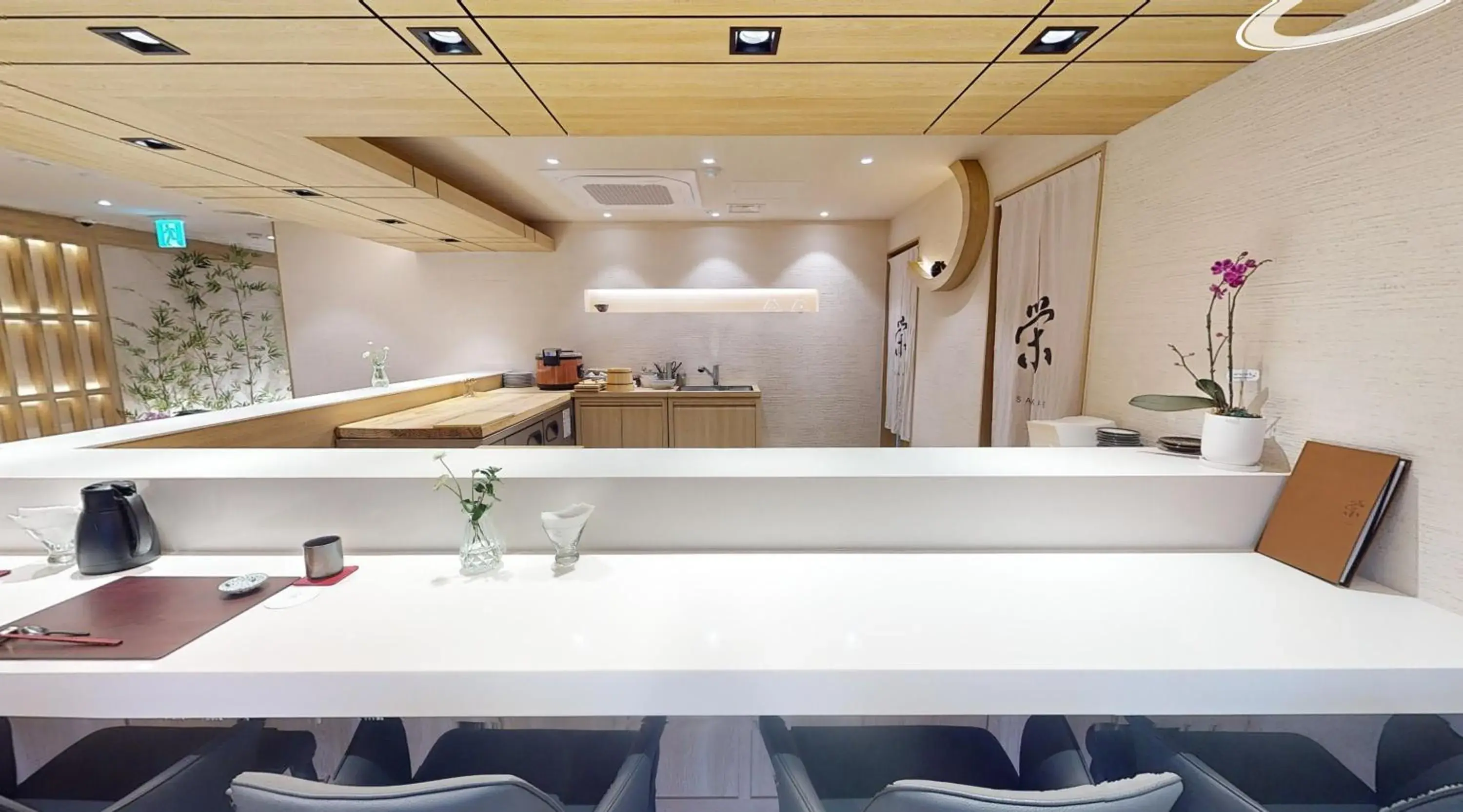 Restaurant/places to eat in Koreana Hotel Restaurant/places to eat in Koreana Hotel