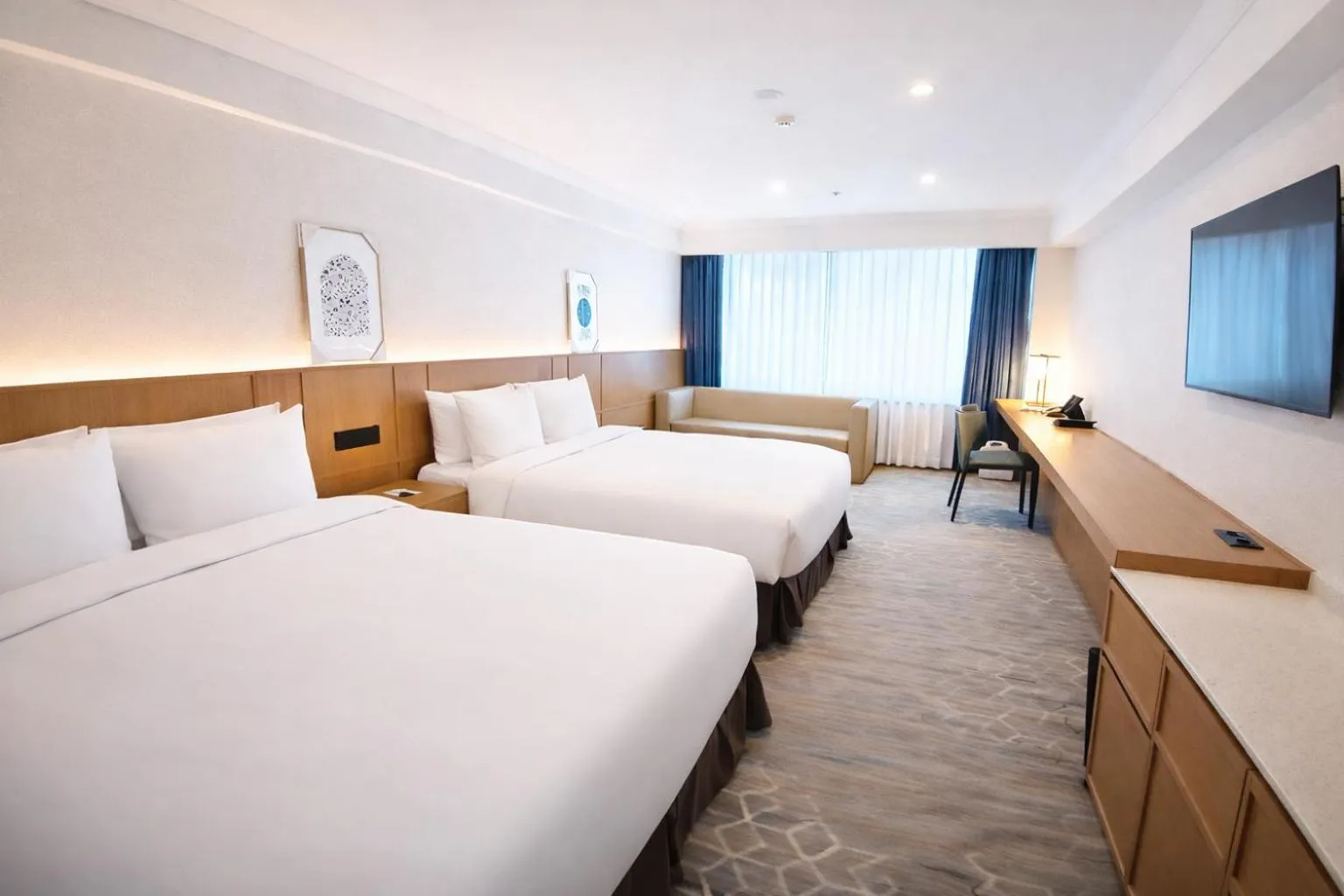 Bedroom, Bed in Koreana Hotel