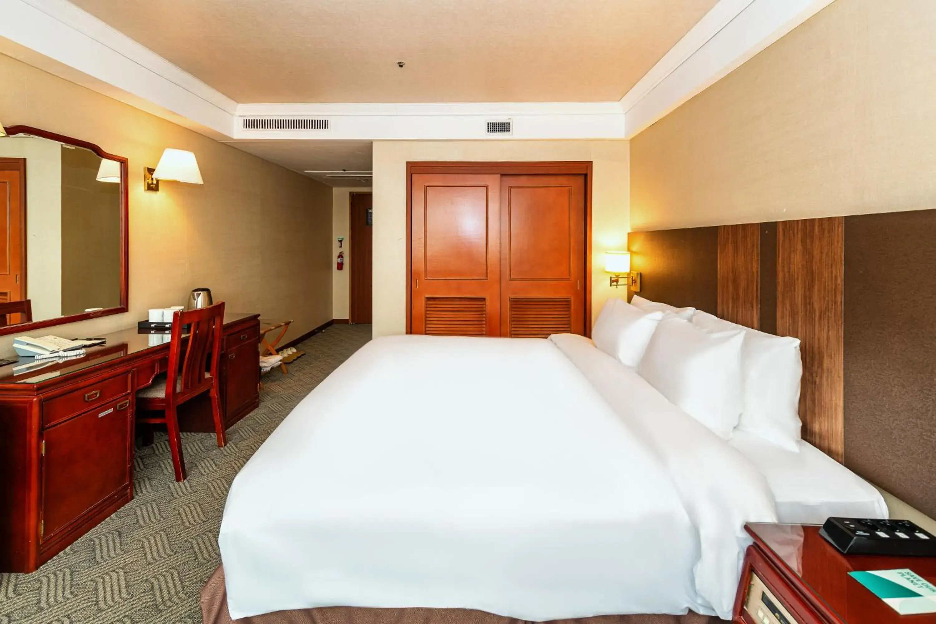 Bedroom, Bed in Koreana Hotel Bedroom, Bed in Koreana Hotel