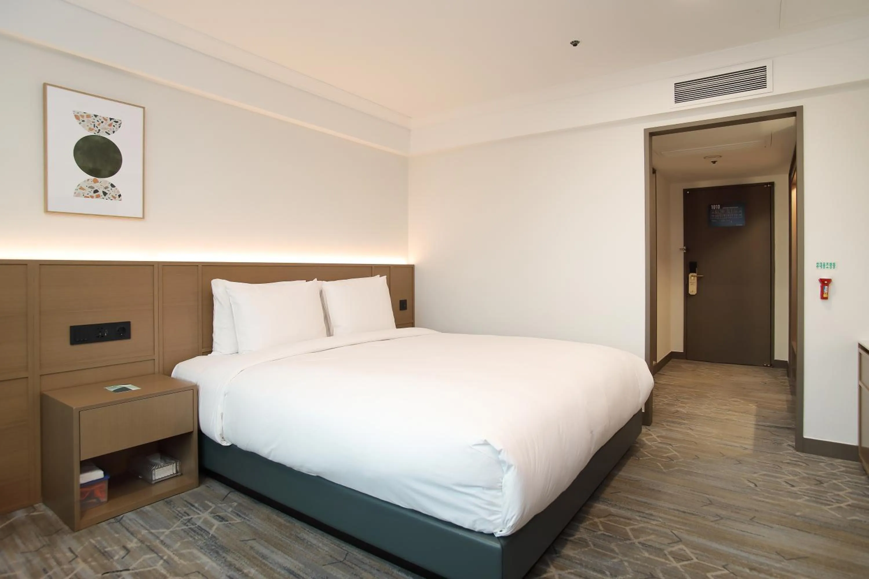 Bedroom, Bed in Koreana Hotel