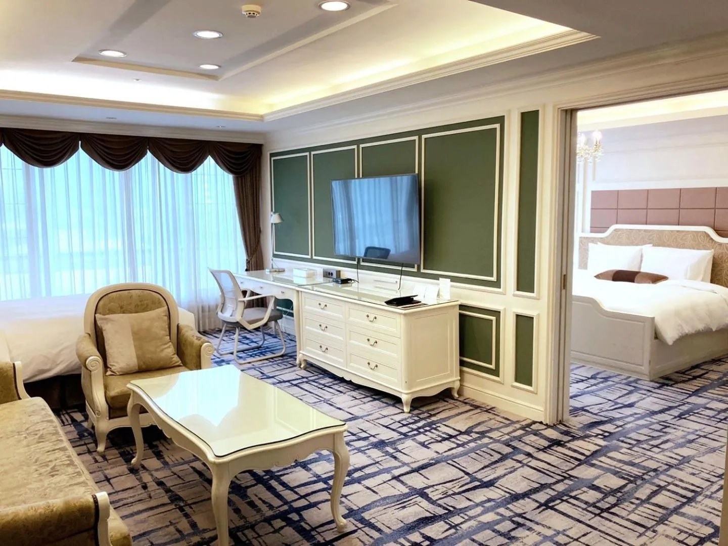 Living room, Bed in Koreana Hotel