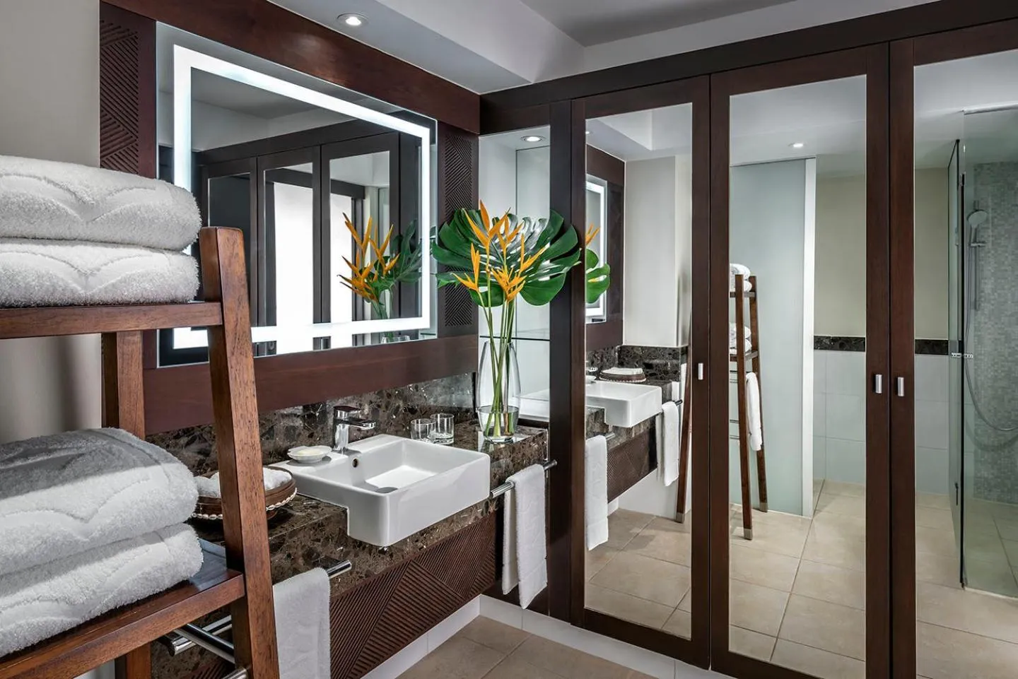 Bathroom, Bed in Shangri-La Yanuca Island, Fiji