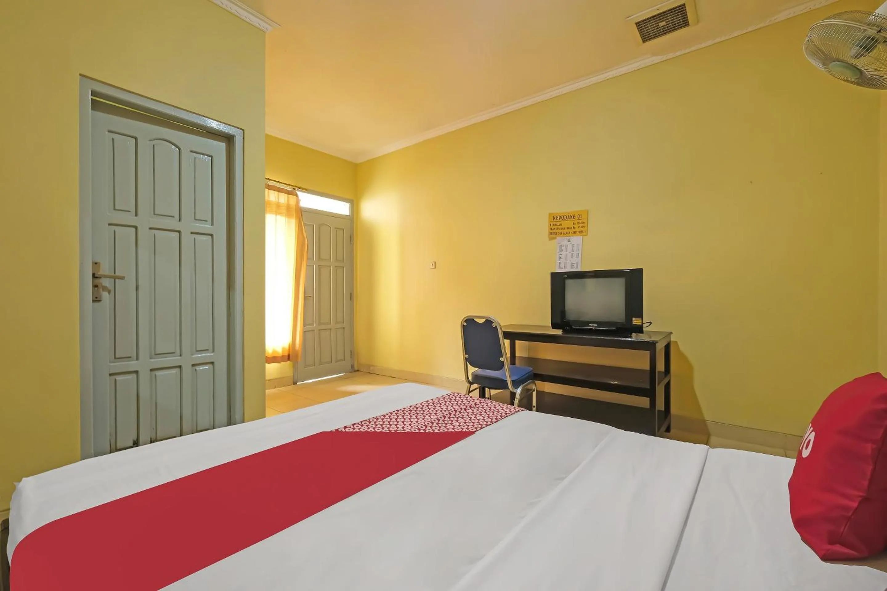 Bedroom in OYO 92485 Hotel Family