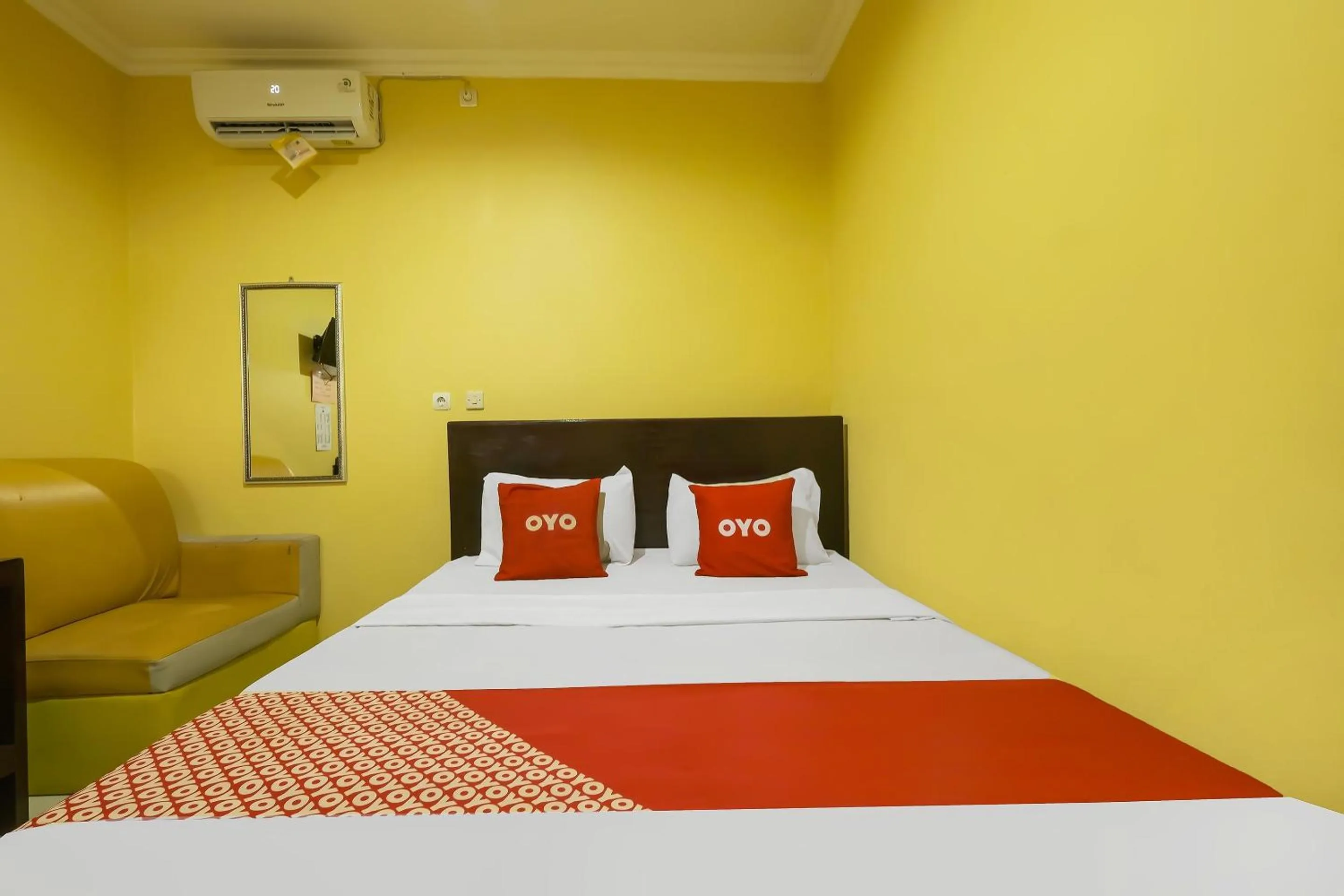 Bedroom in OYO 92483 Hotel Kirana