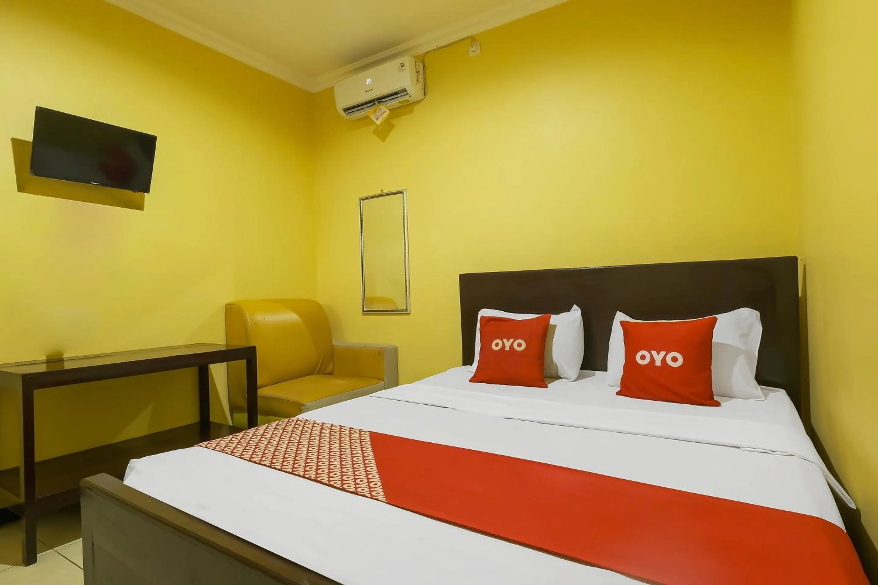 Bedroom in OYO 92483 Hotel Kirana