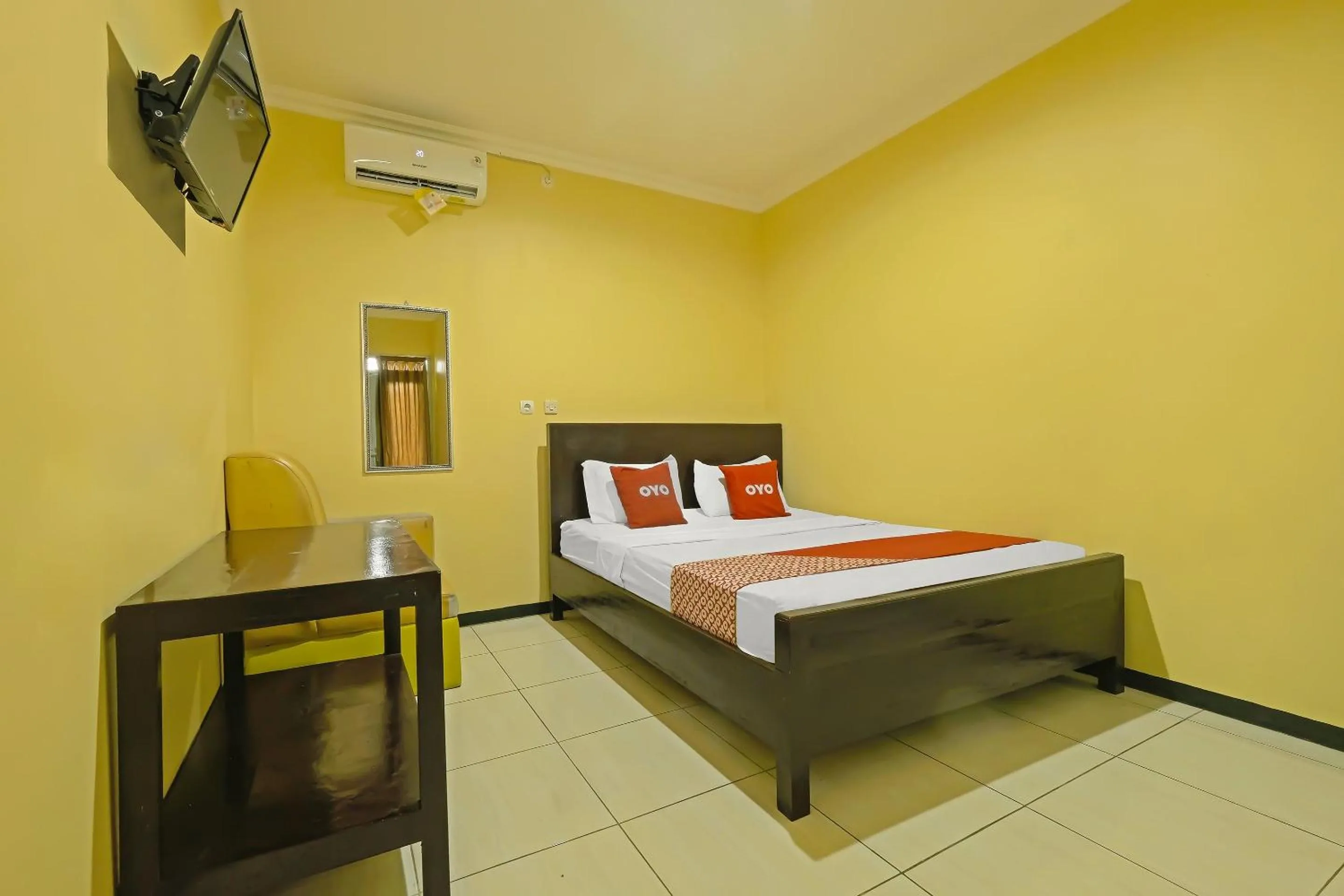 Bedroom in OYO 92483 Hotel Kirana