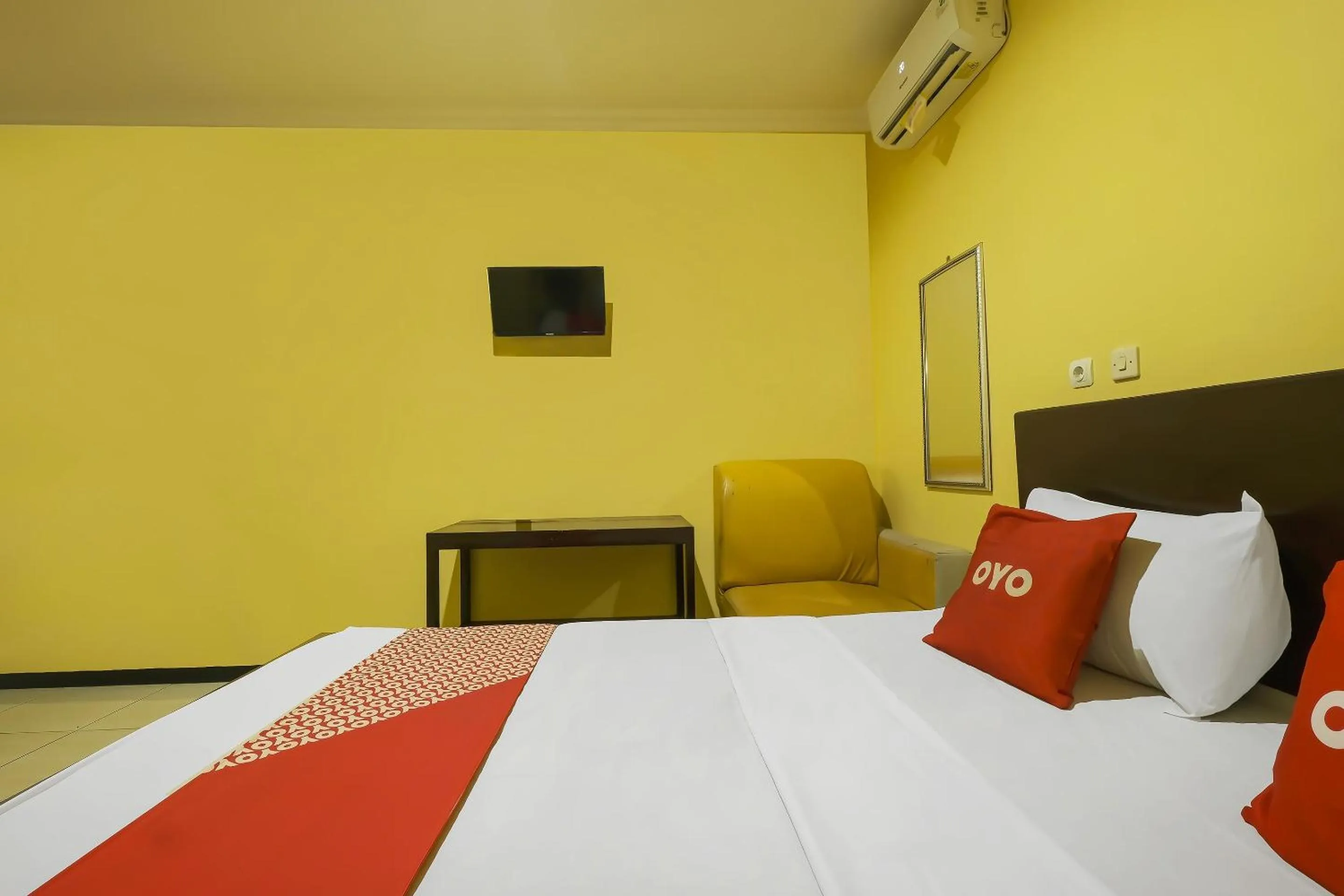 Bedroom in OYO 92483 Hotel Kirana