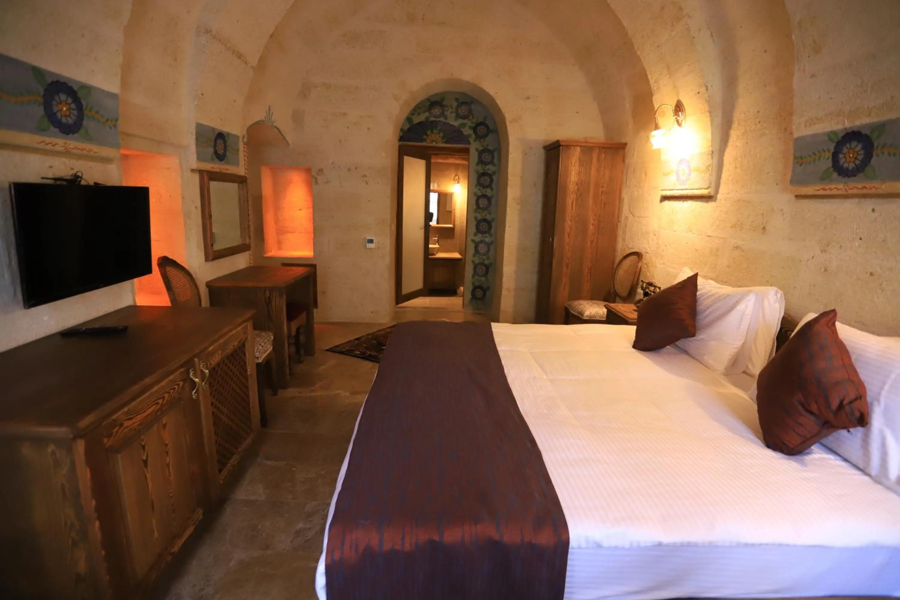 Photo of the whole room in Doctor's Cave Cappadocia