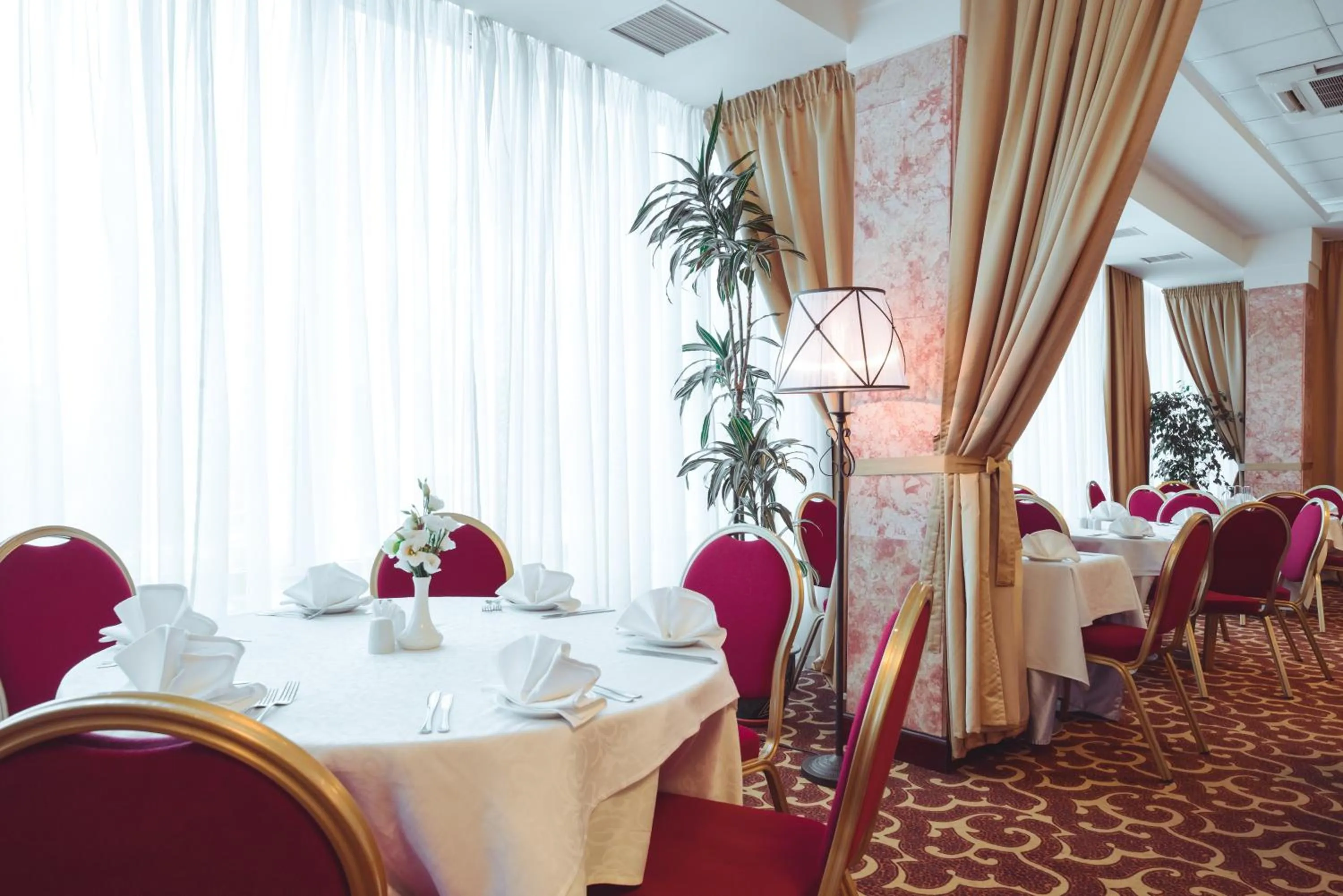 Restaurant/places to eat in Premier Hotel Rus