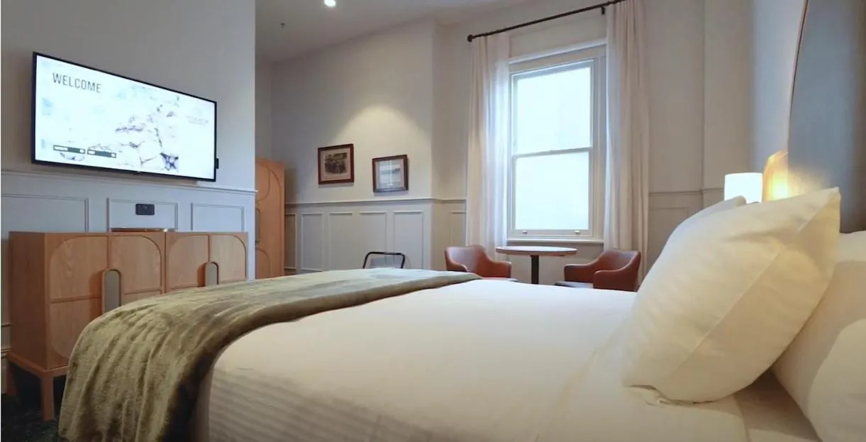 Photo of the whole room, Bed in Portarlington Grand Hotel