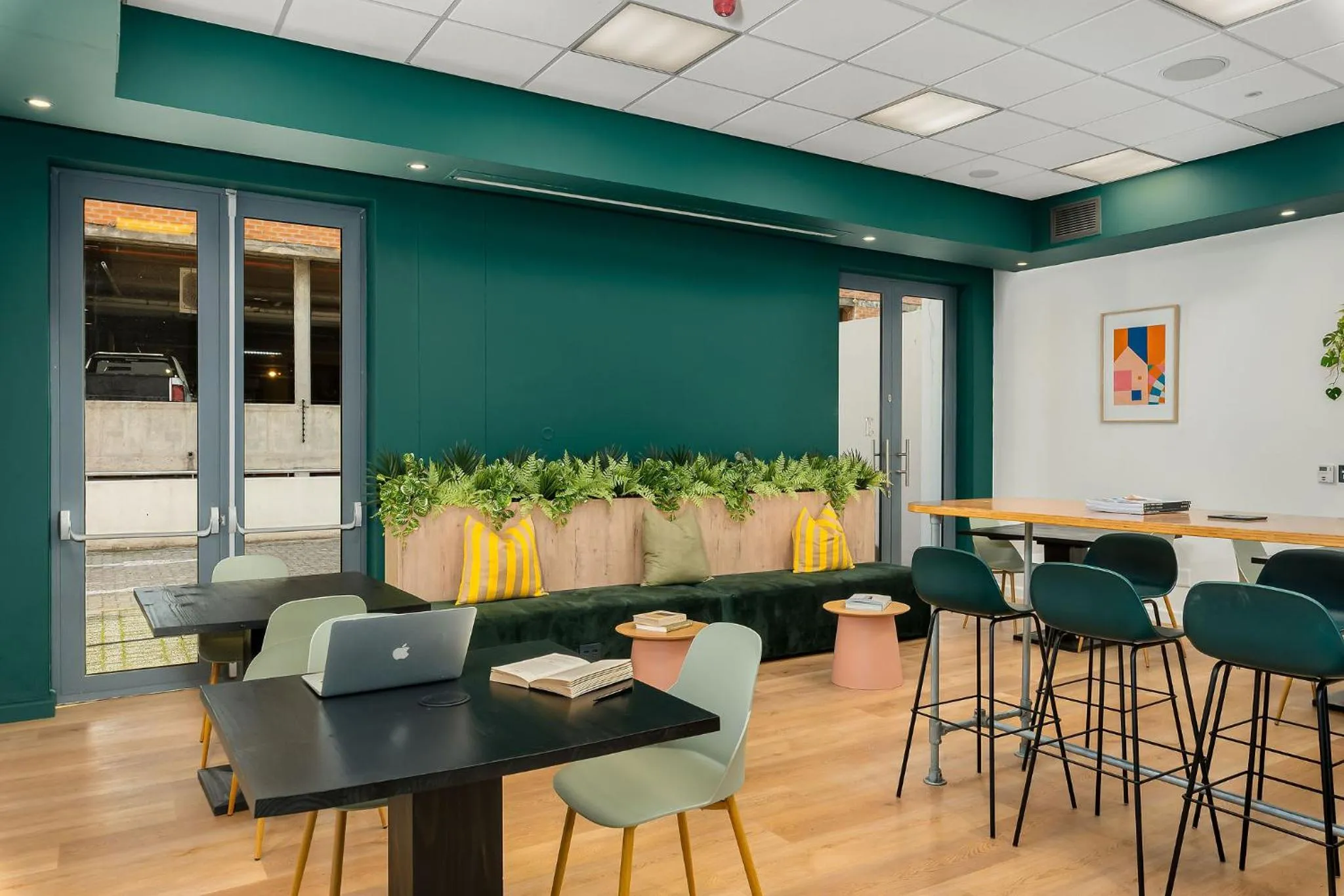 Communal lounge/ TV room in Neighbourgood Newlands