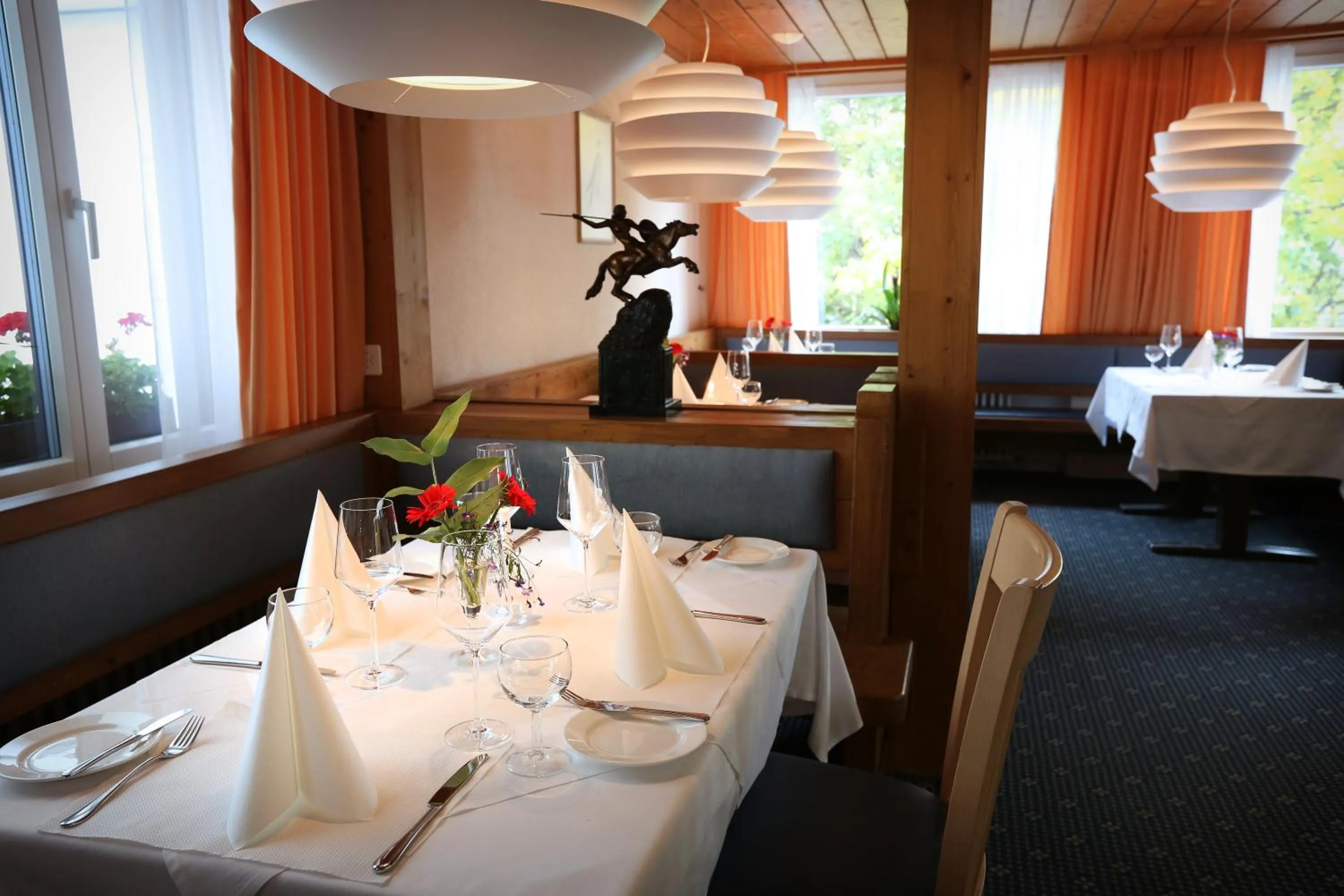 Restaurant/places to eat in Hotel Falknerei Galina