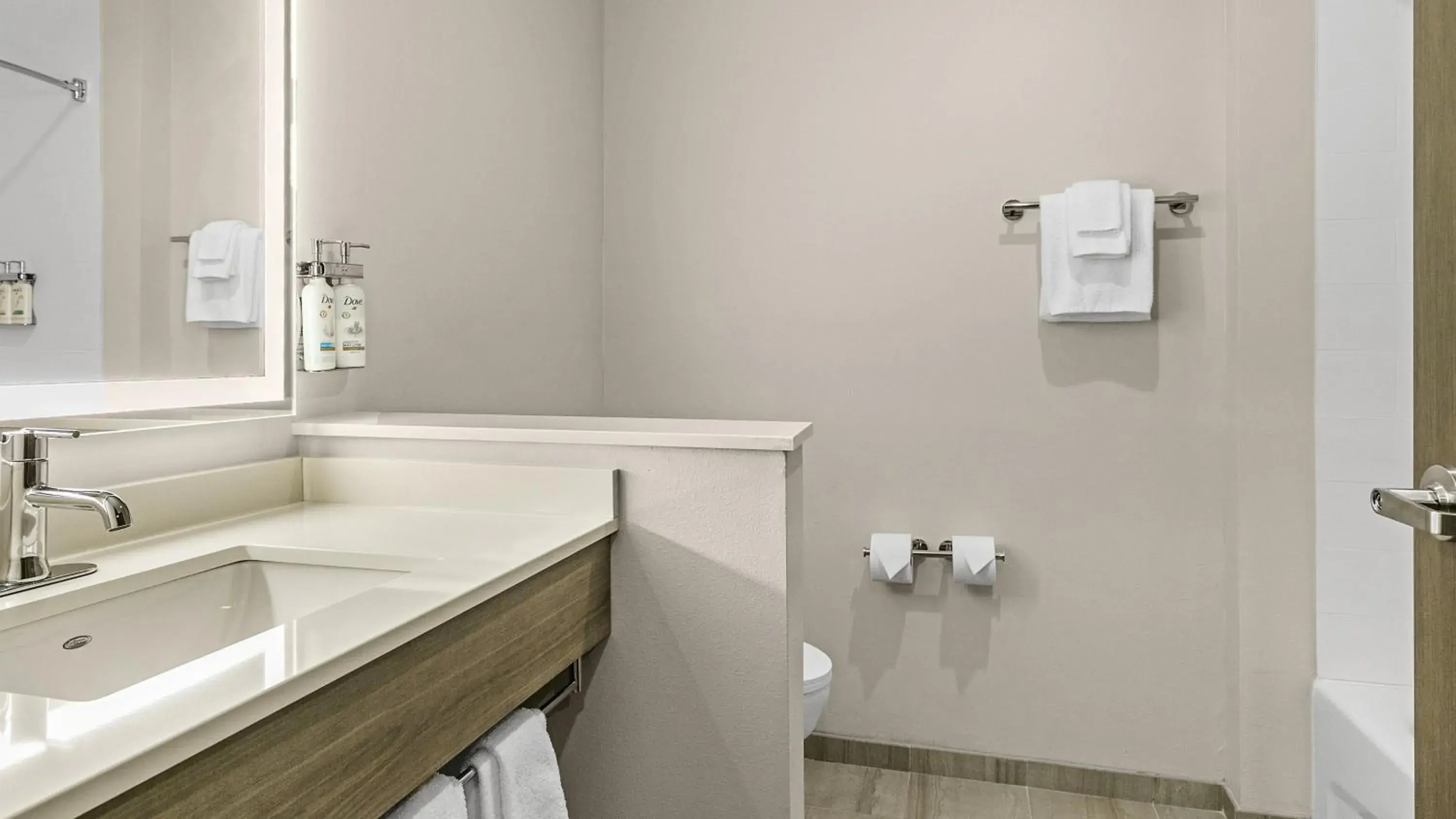 Photo of the whole room in Holiday Inn Express and Suites - Nokomis - Sarasota South Photo of the whole room in Holiday Inn Express and Suites - Nokomis - Sarasota South