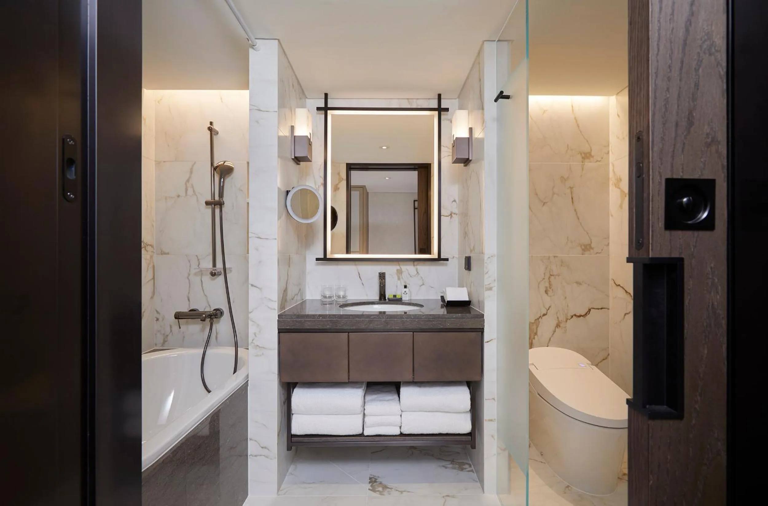 Bathroom in Grand InterContinental Seoul Parnas by IHG
