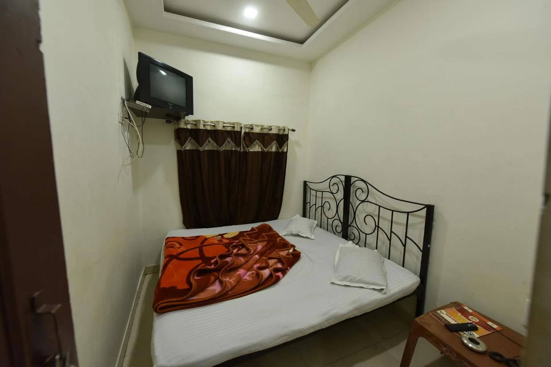 Bed in BABA GUEST HOUSE AJMER