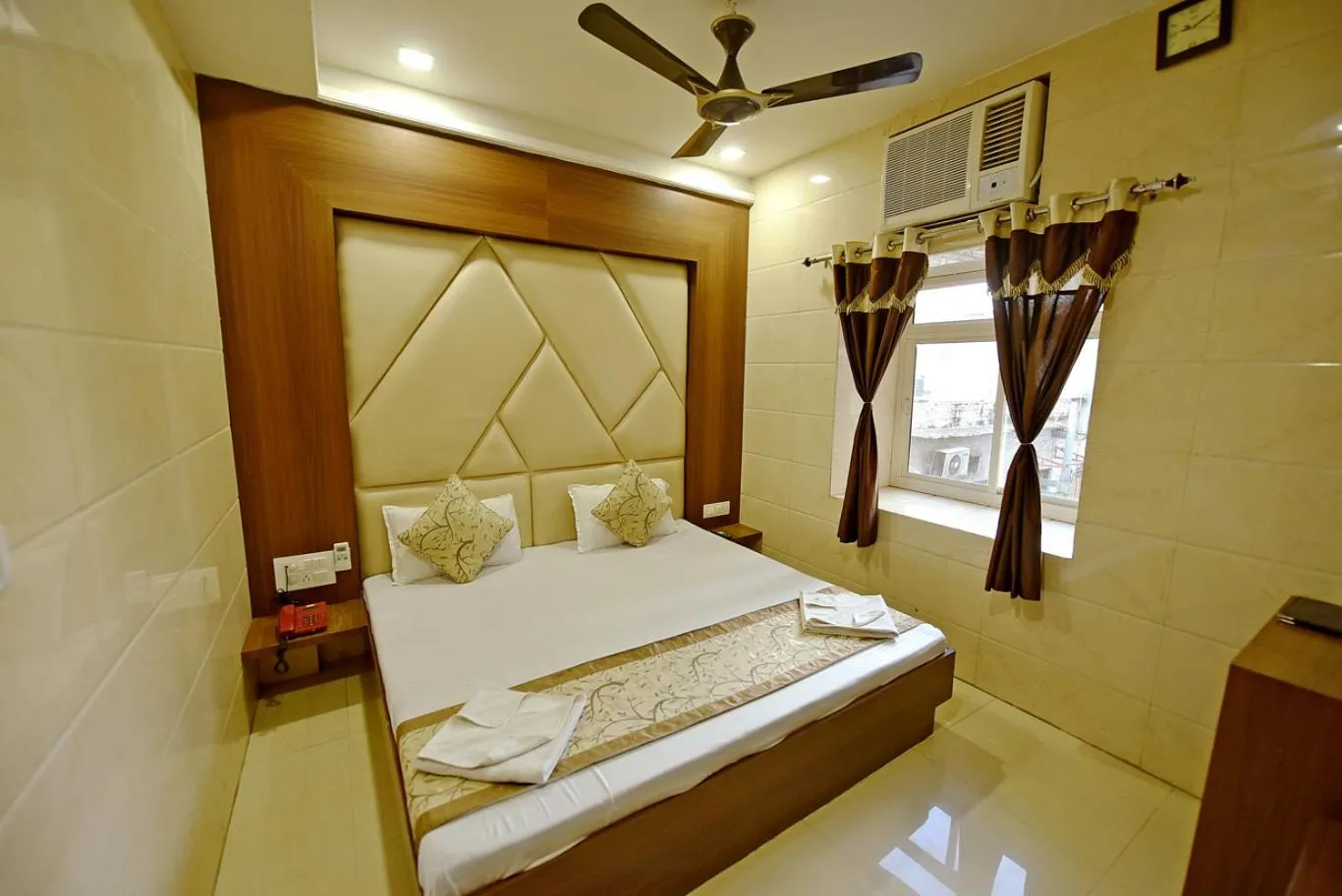 Bed in BABA GUEST HOUSE AJMER