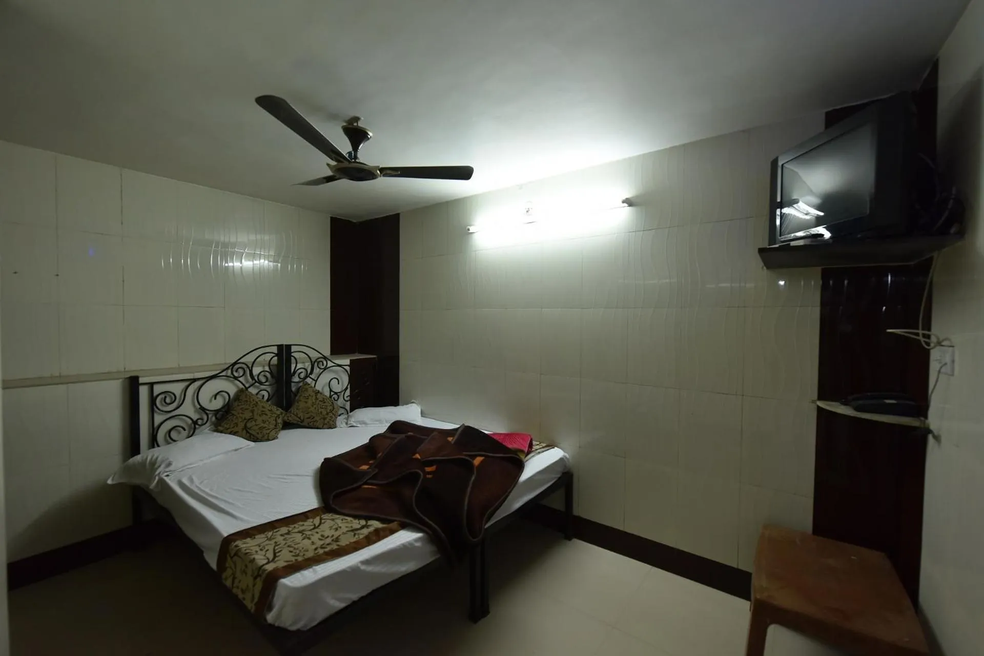 Bed in BABA GUEST HOUSE AJMER