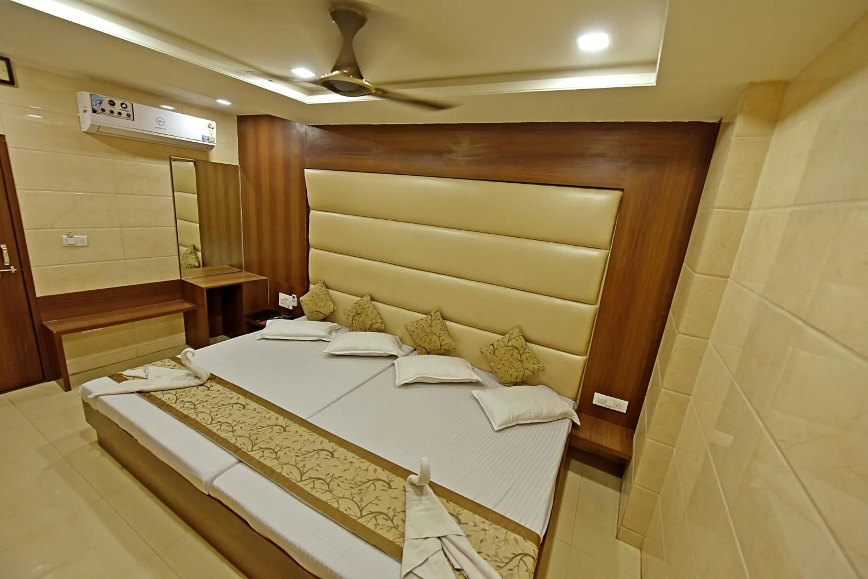 Bed in BABA GUEST HOUSE AJMER