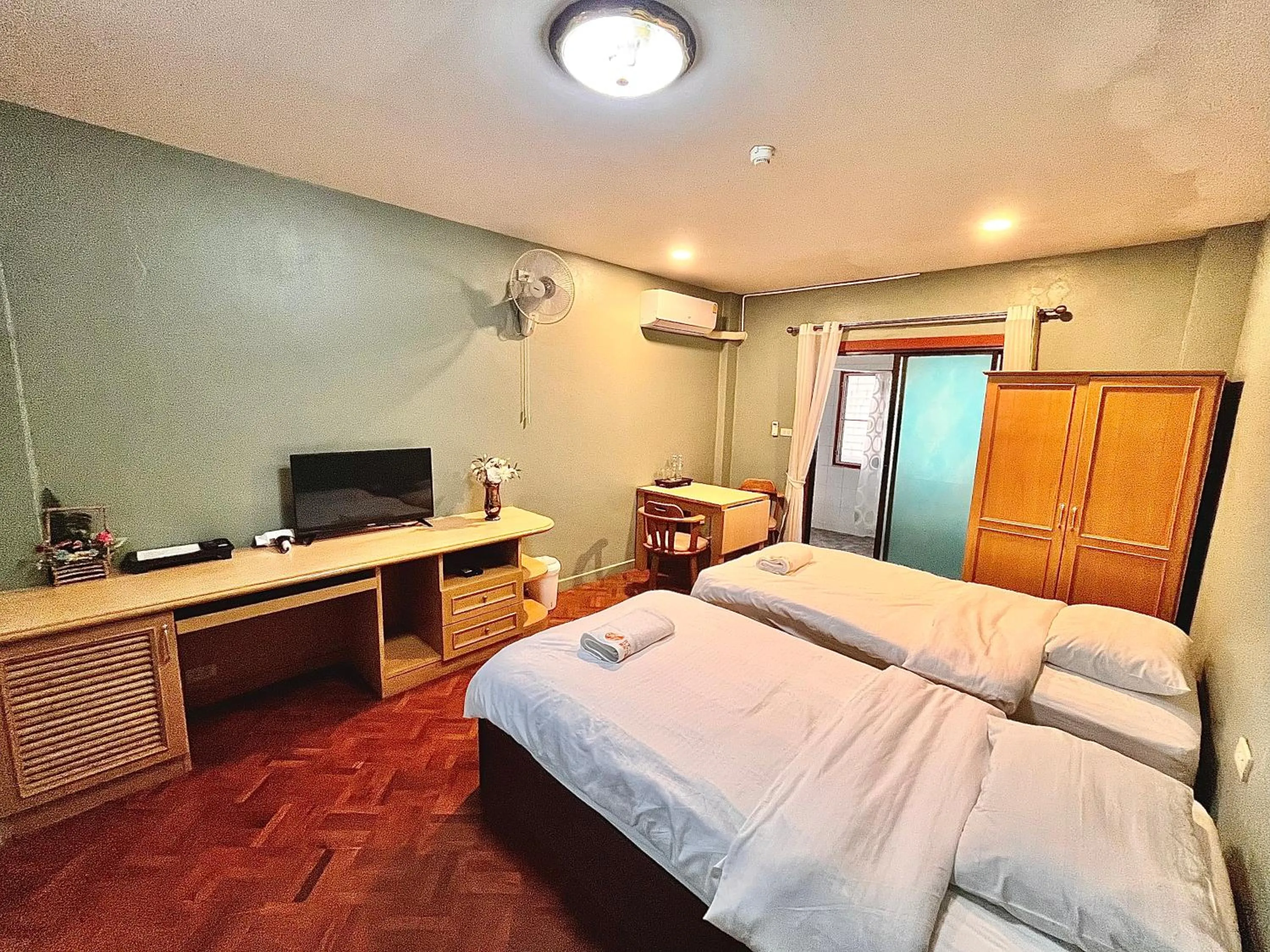 Photo of the whole room in Windsor Garden House Chiangmai