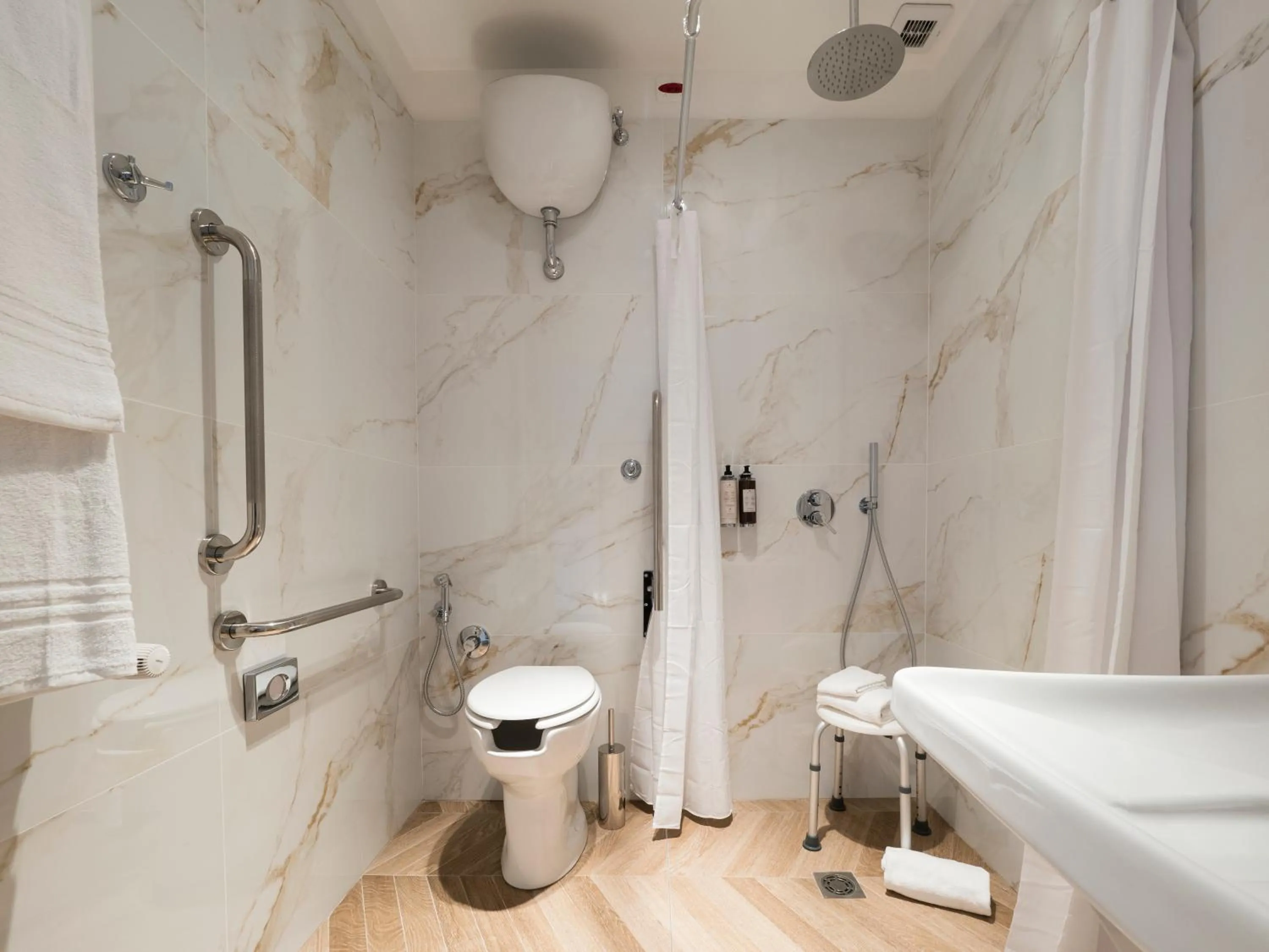 Shower in Savoia Rooms Roma