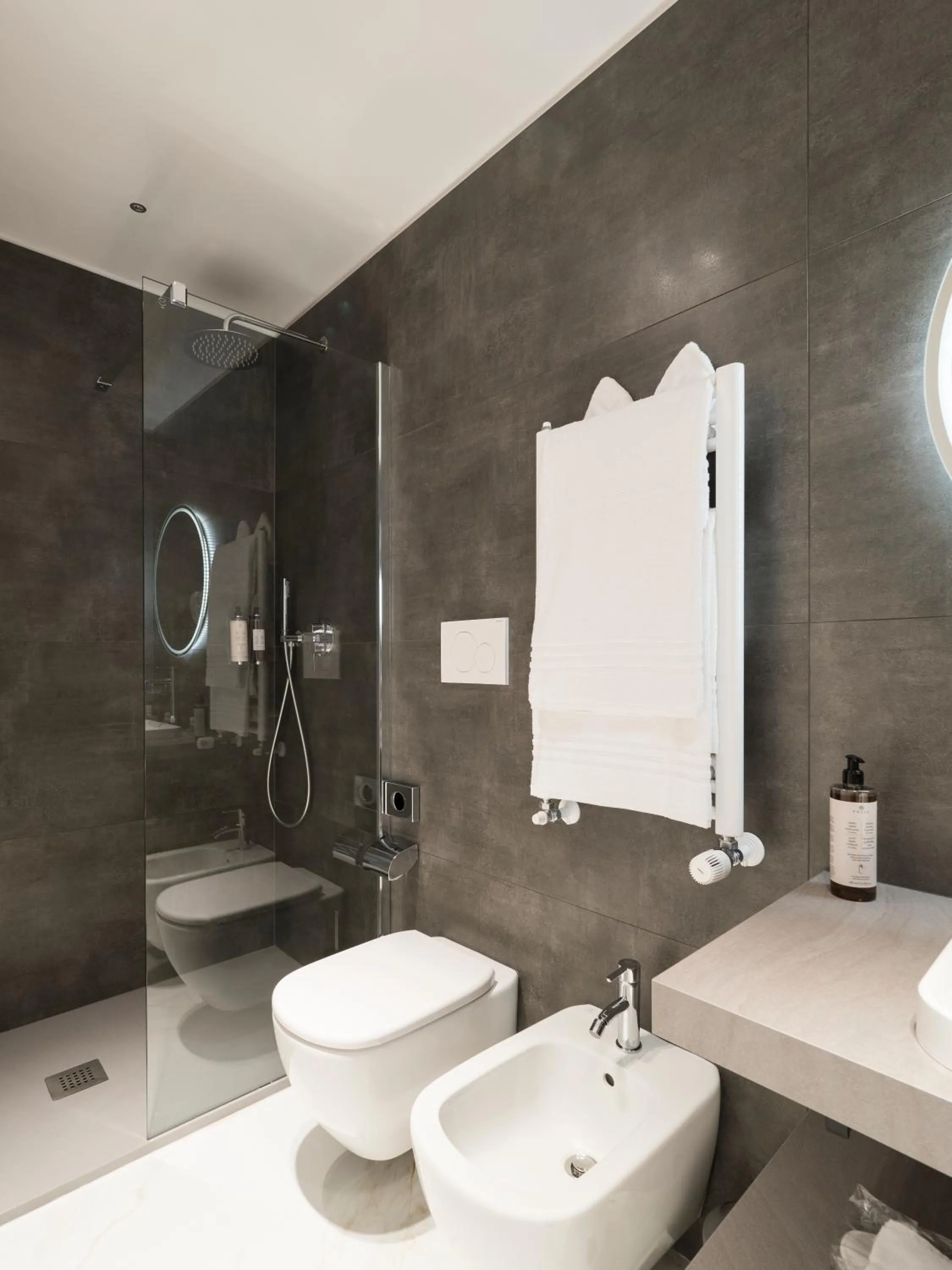 Shower in Savoia Rooms Roma