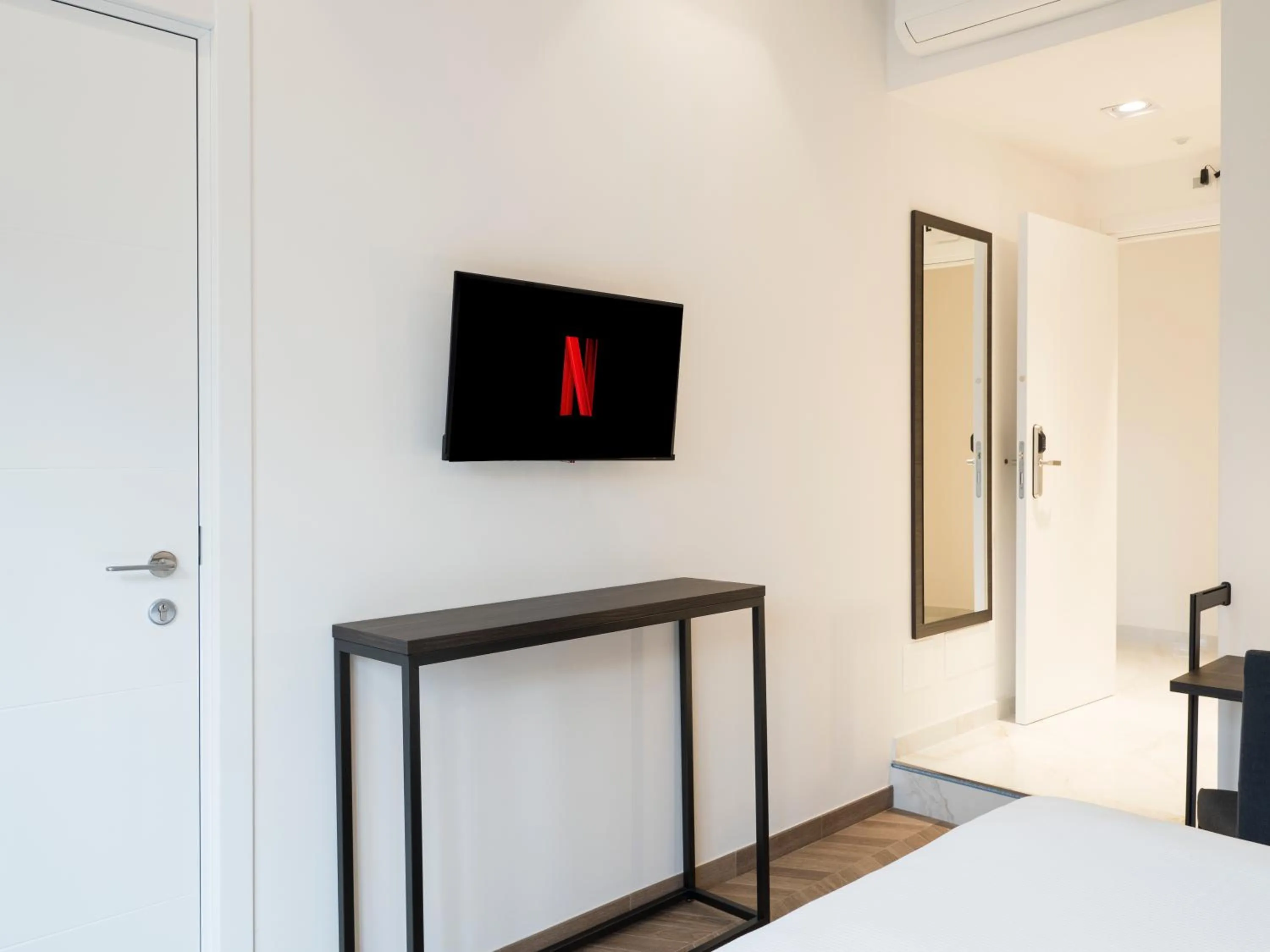 TV and multimedia in Savoia Rooms Roma