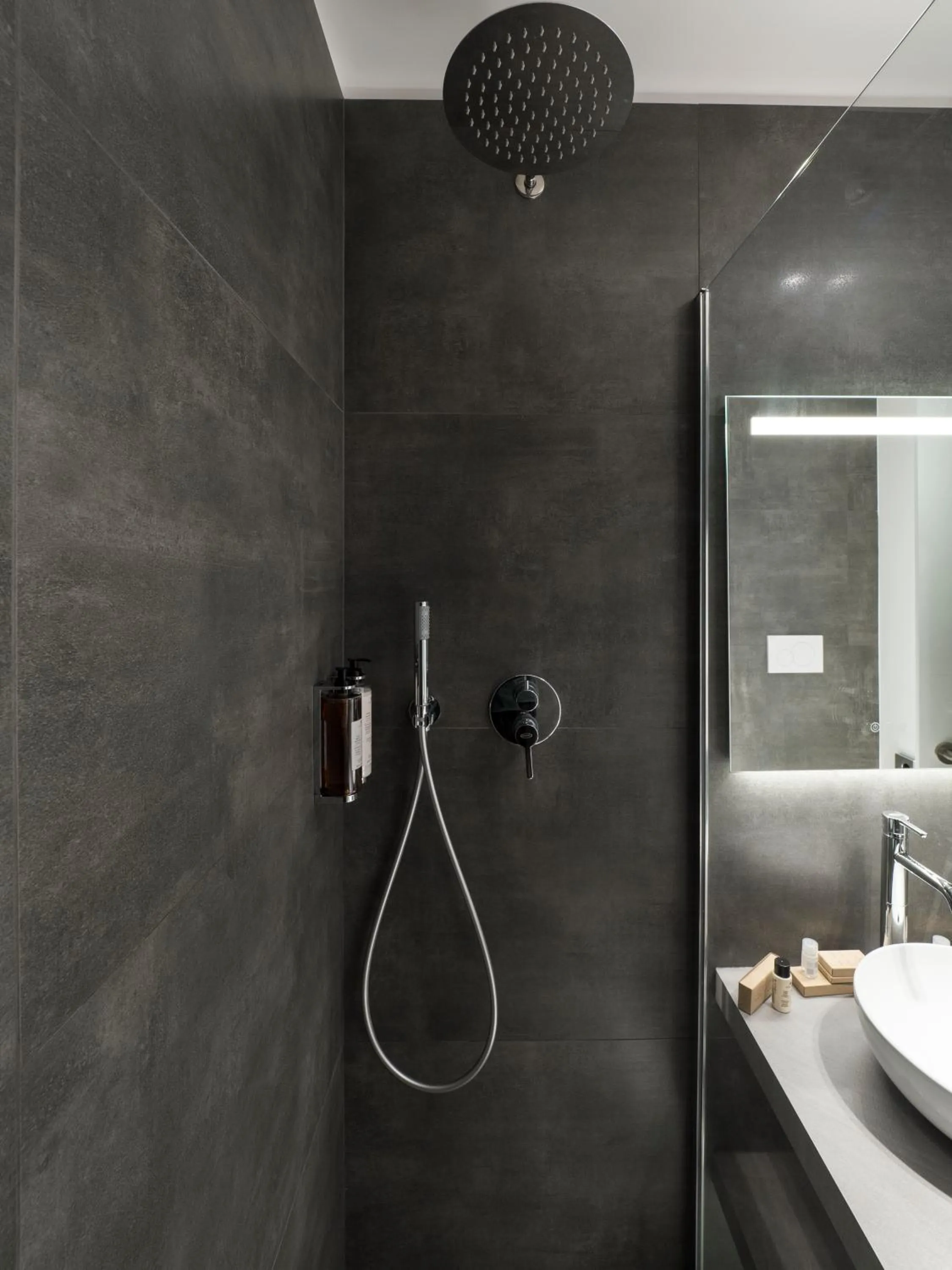 Shower in Savoia Rooms Roma