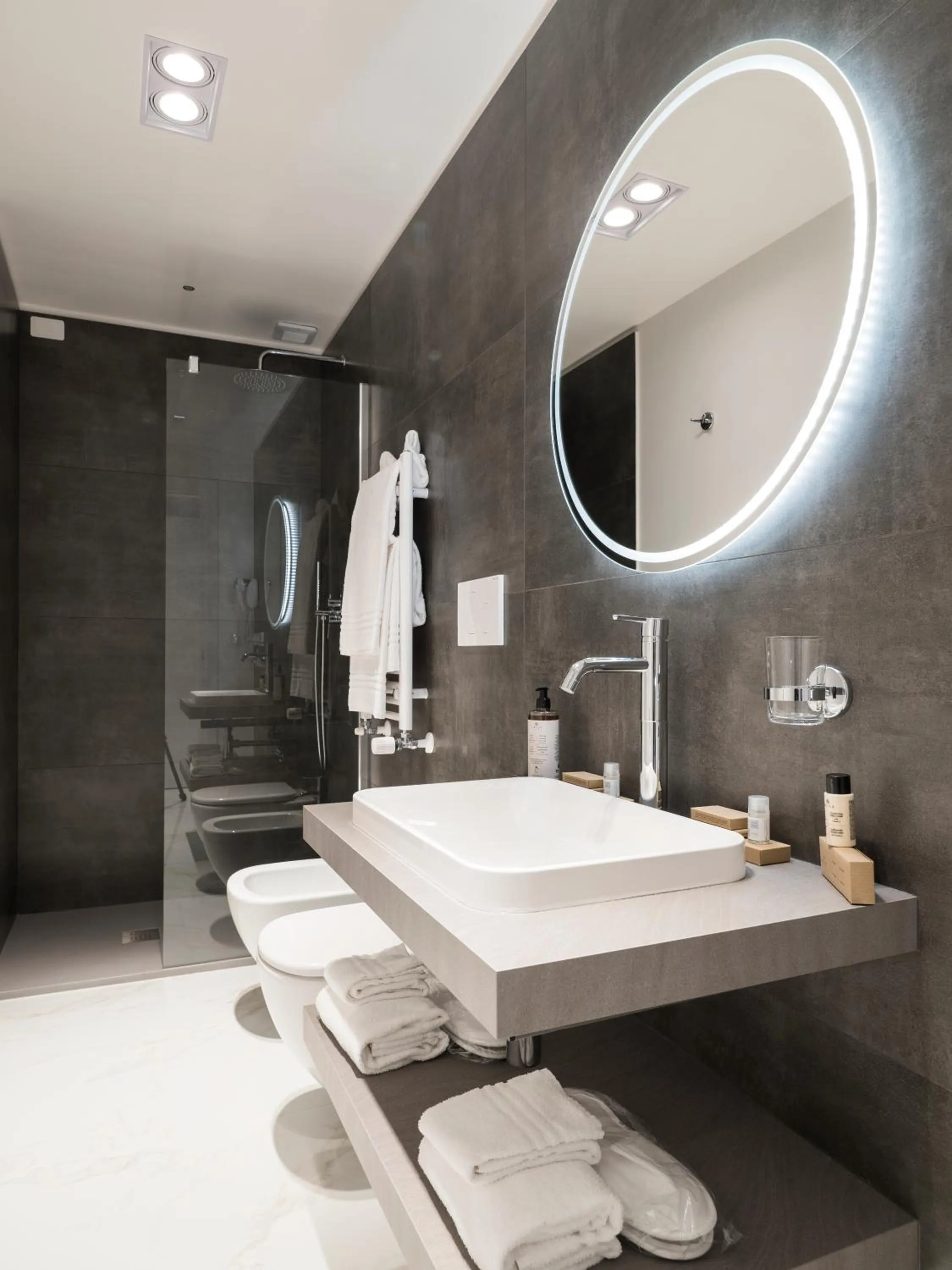 Shower in Savoia Rooms Roma