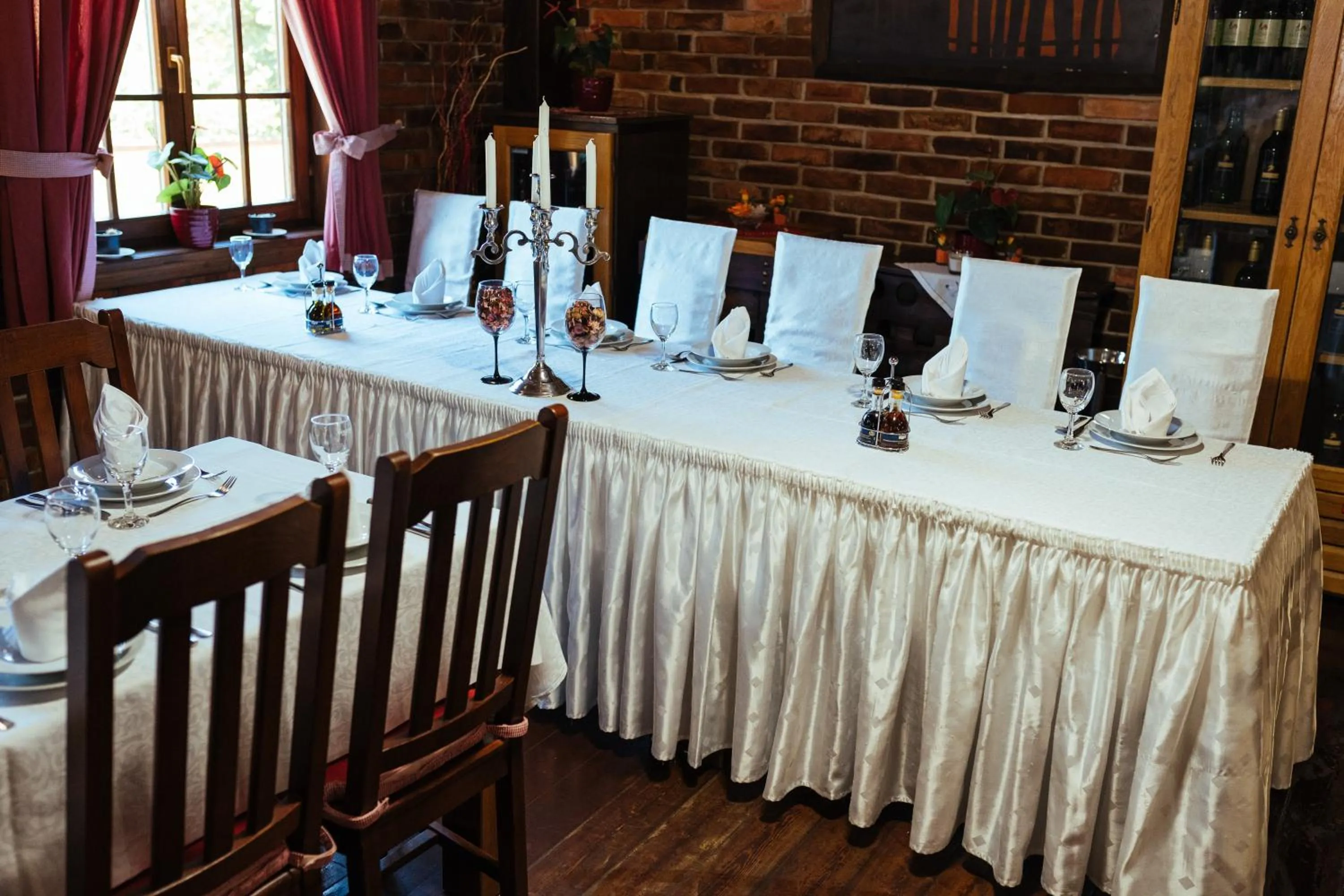 Restaurant/places to eat in Hotel Picok