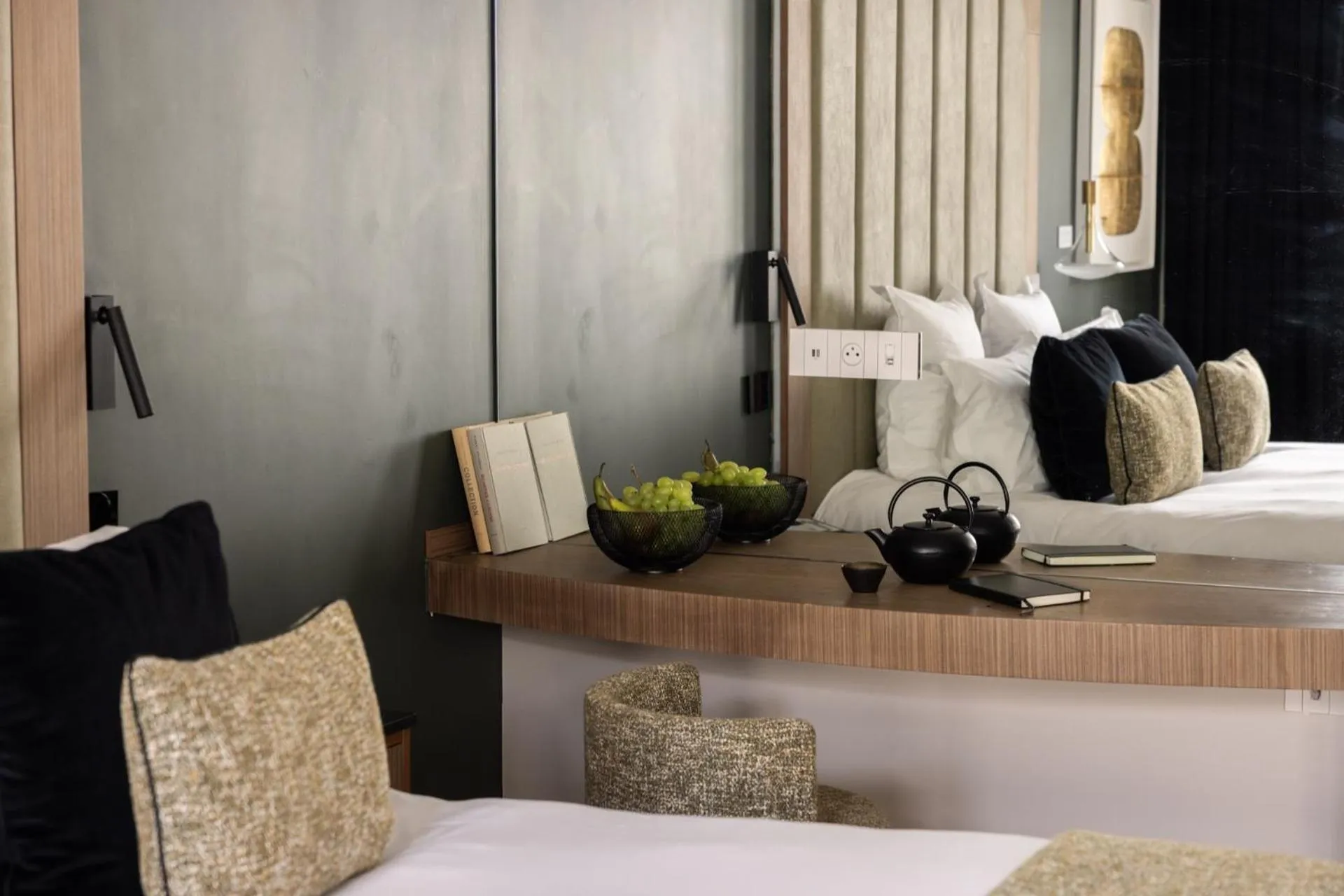 Living room, Bed in 1.75 Paris La Source