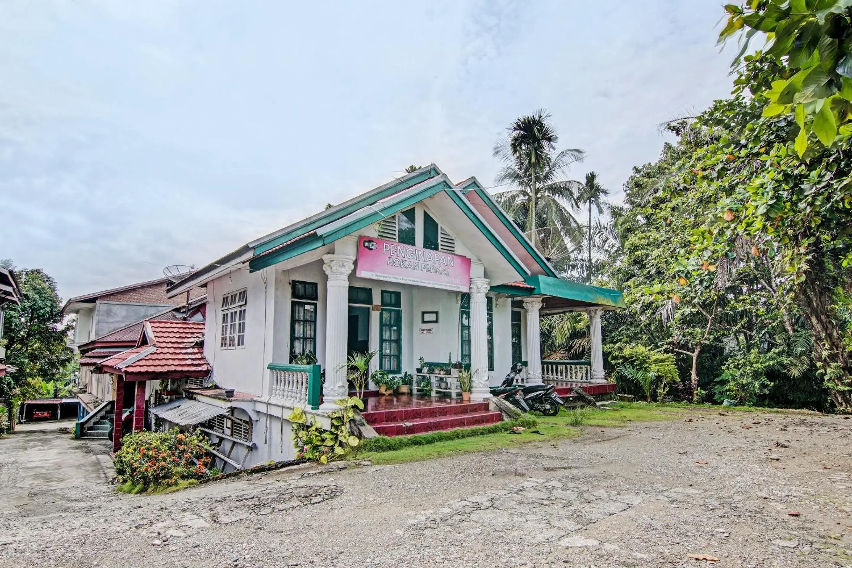 Facade/entrance in Hotel O Penginapan Rokan Permai Syariah Facade/entrance in Hotel O Penginapan Rokan Permai Syariah
