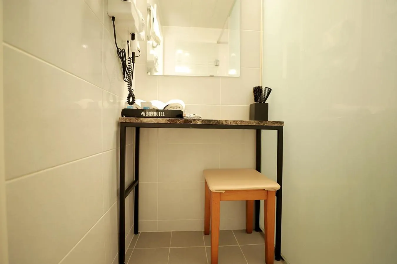 hair dresser in Stay RomanticTrip_Hostel