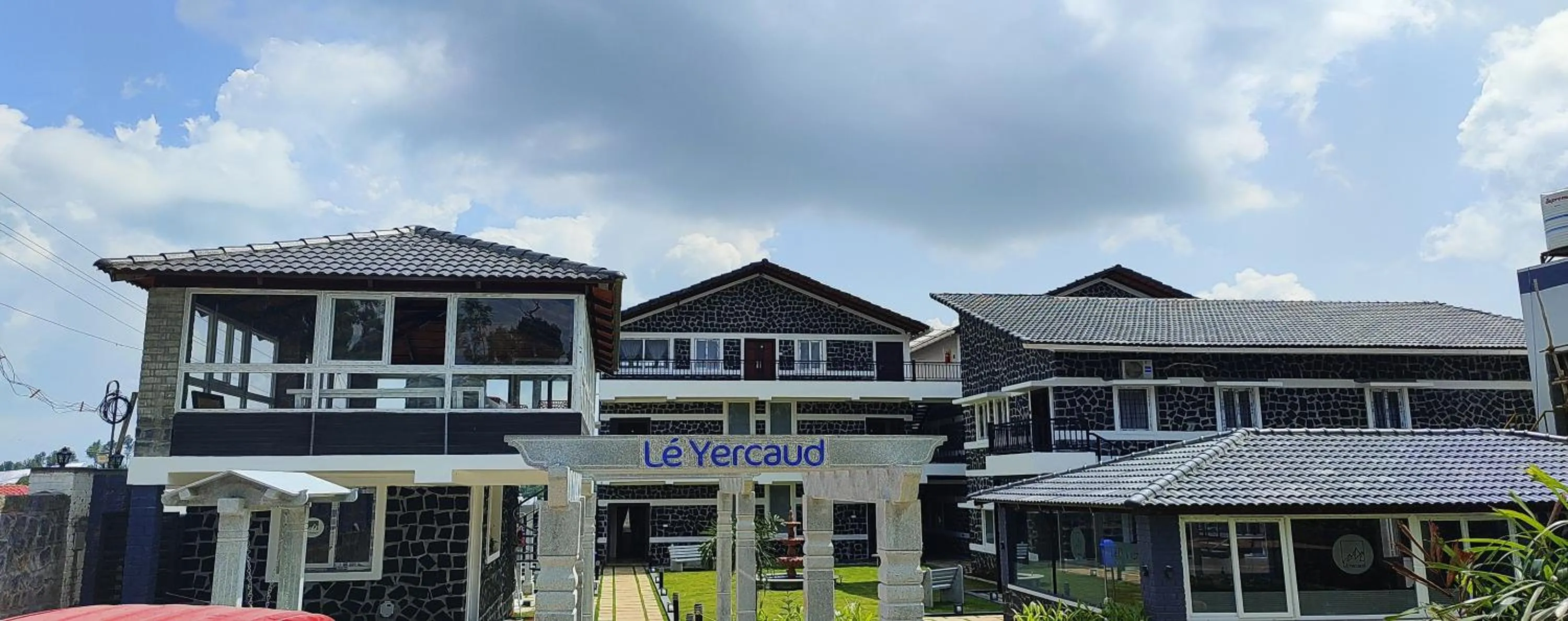 Facade/entrance in Le Yercaud