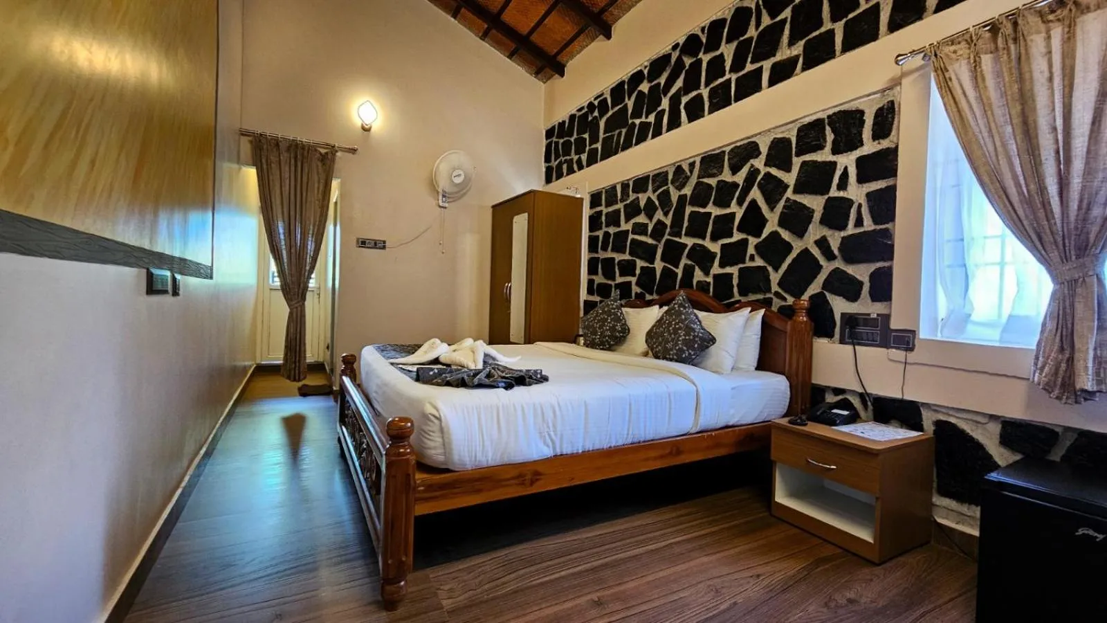 Photo of the whole room in Le Yercaud