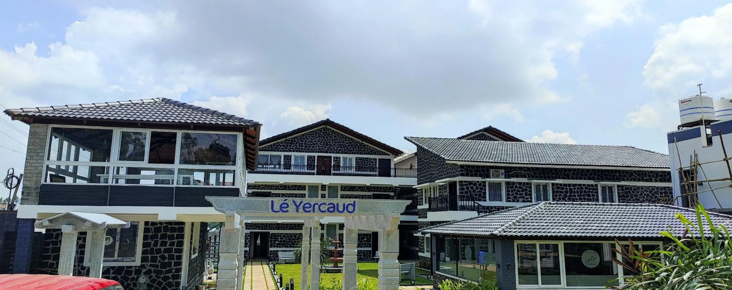 Facade/entrance in Le Yercaud