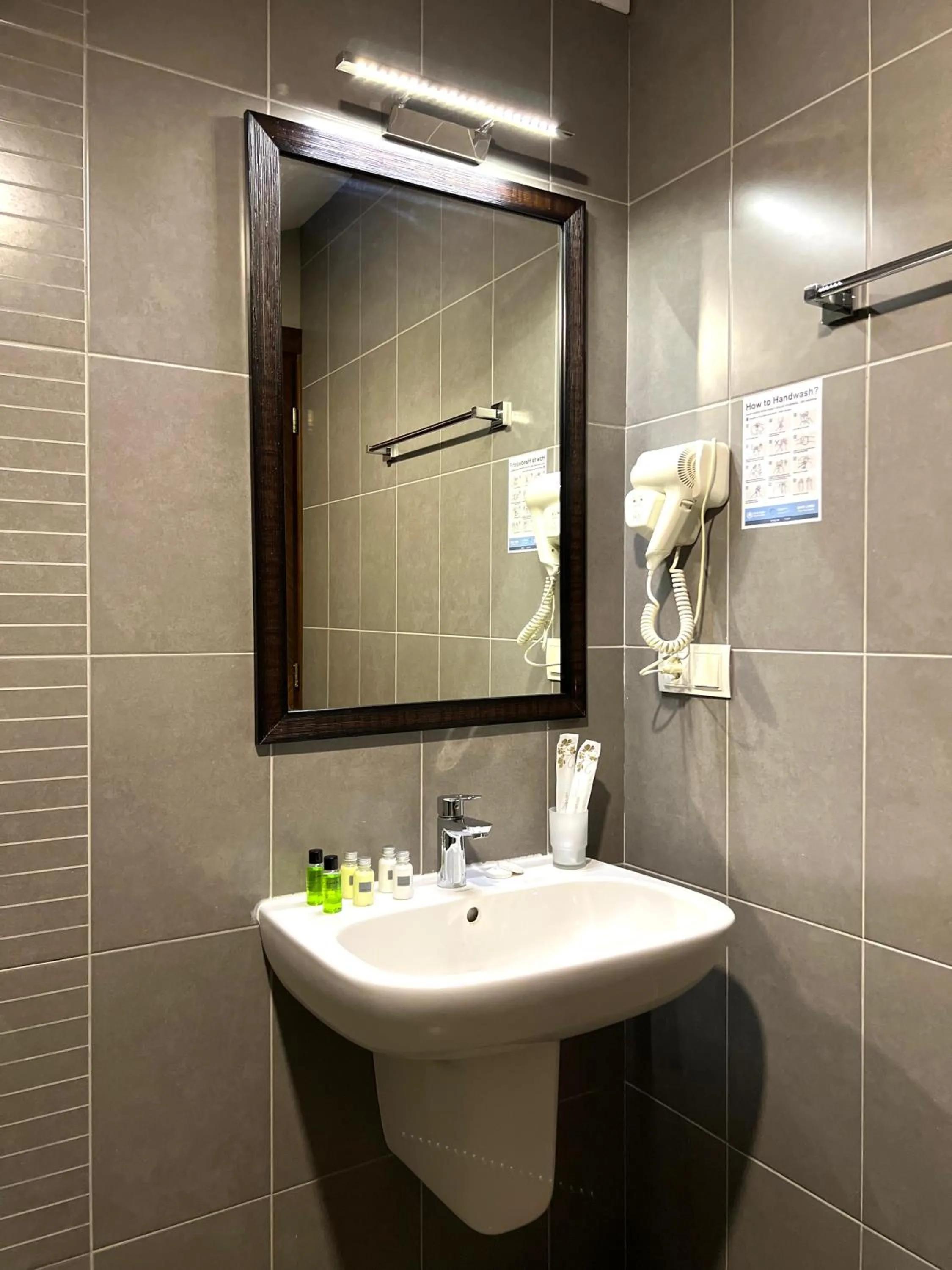 Bathroom in Marmenio Hotel